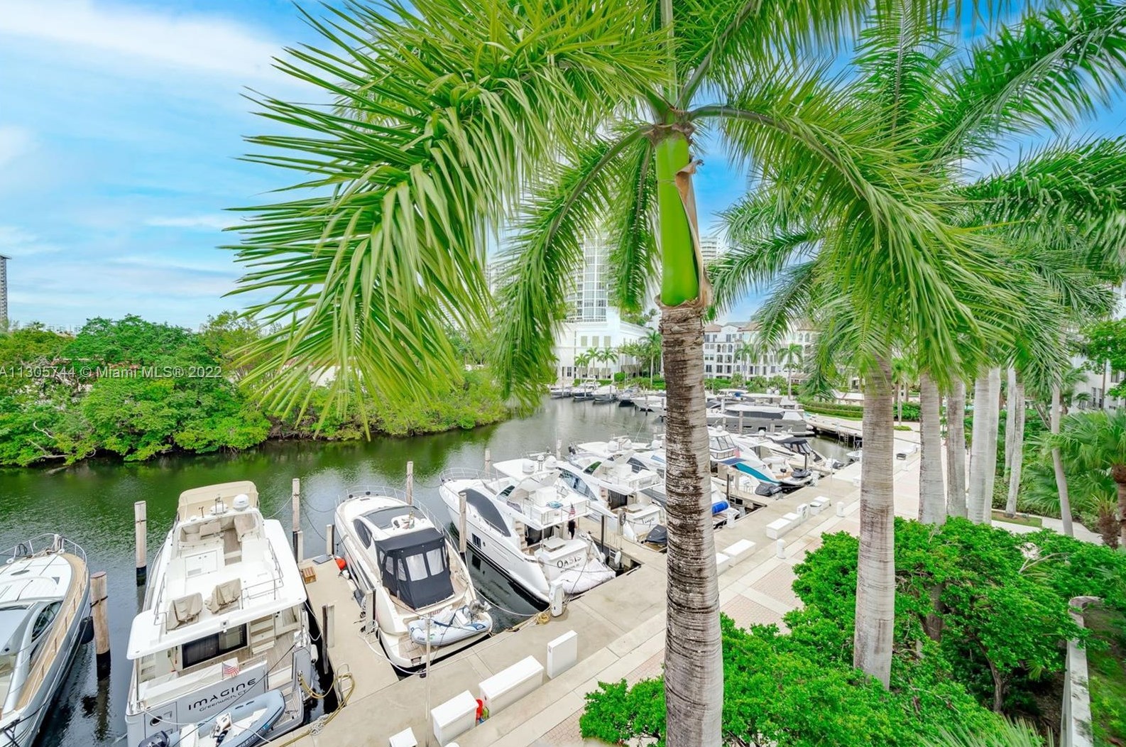 2000 Island Blvd, Miami FL 33160-4907 exterior