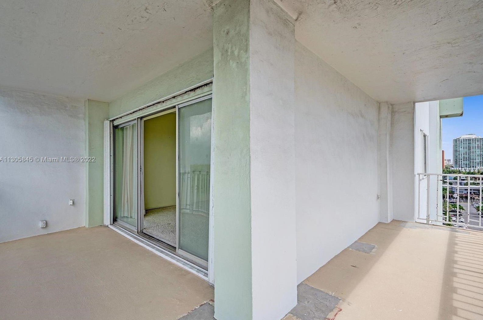 500 Bayview Dr, Miami FL  33160-4710 exterior