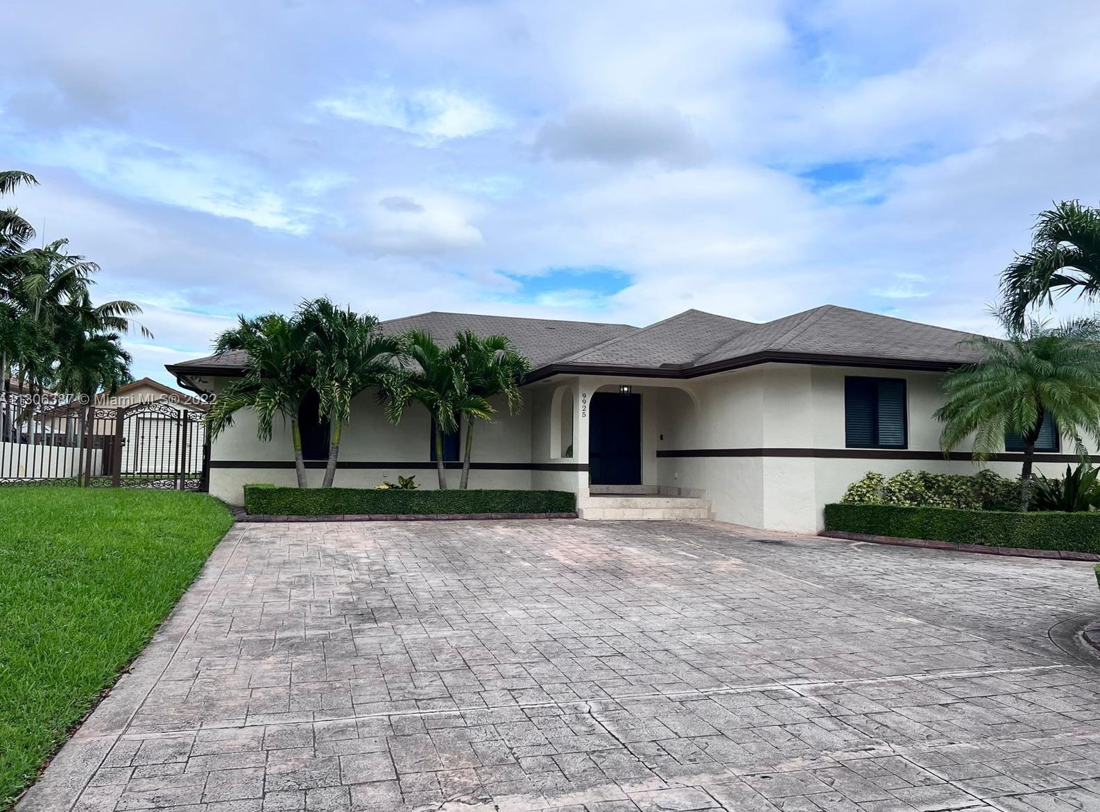 9925 28th Ter, Miami, FL 33172-1335
