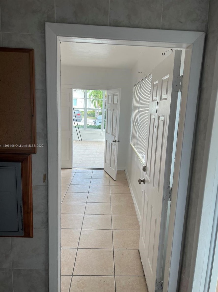 1040 94th St #1, Miami, FL 33154