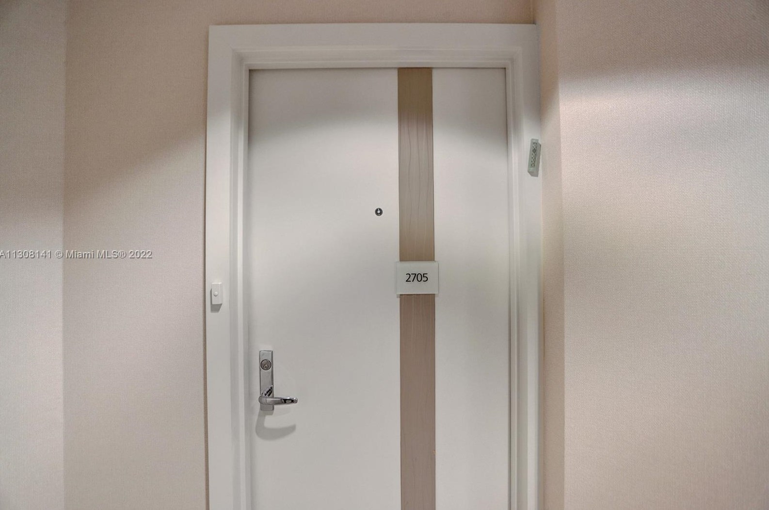 21055 Yacht Club Dr, Miami FL exterior