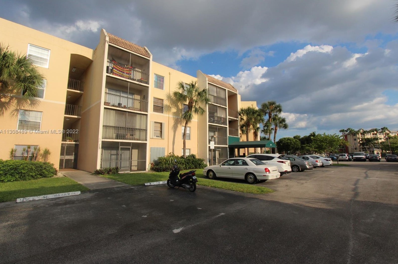 8005 Lake Dr #212, Miami, FL 33166