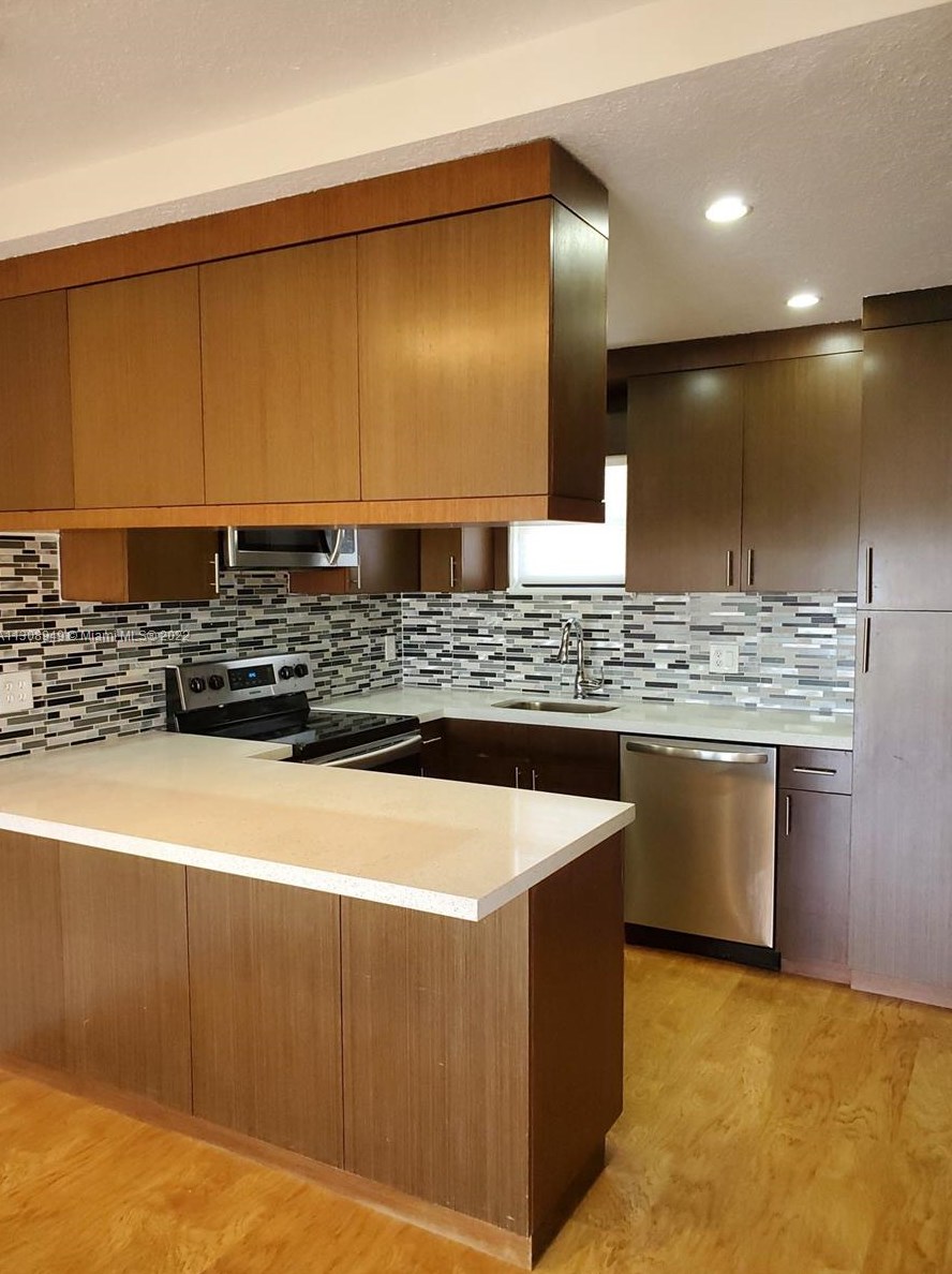 8290 Lake Dr Apt 525, Miami, FL 33166