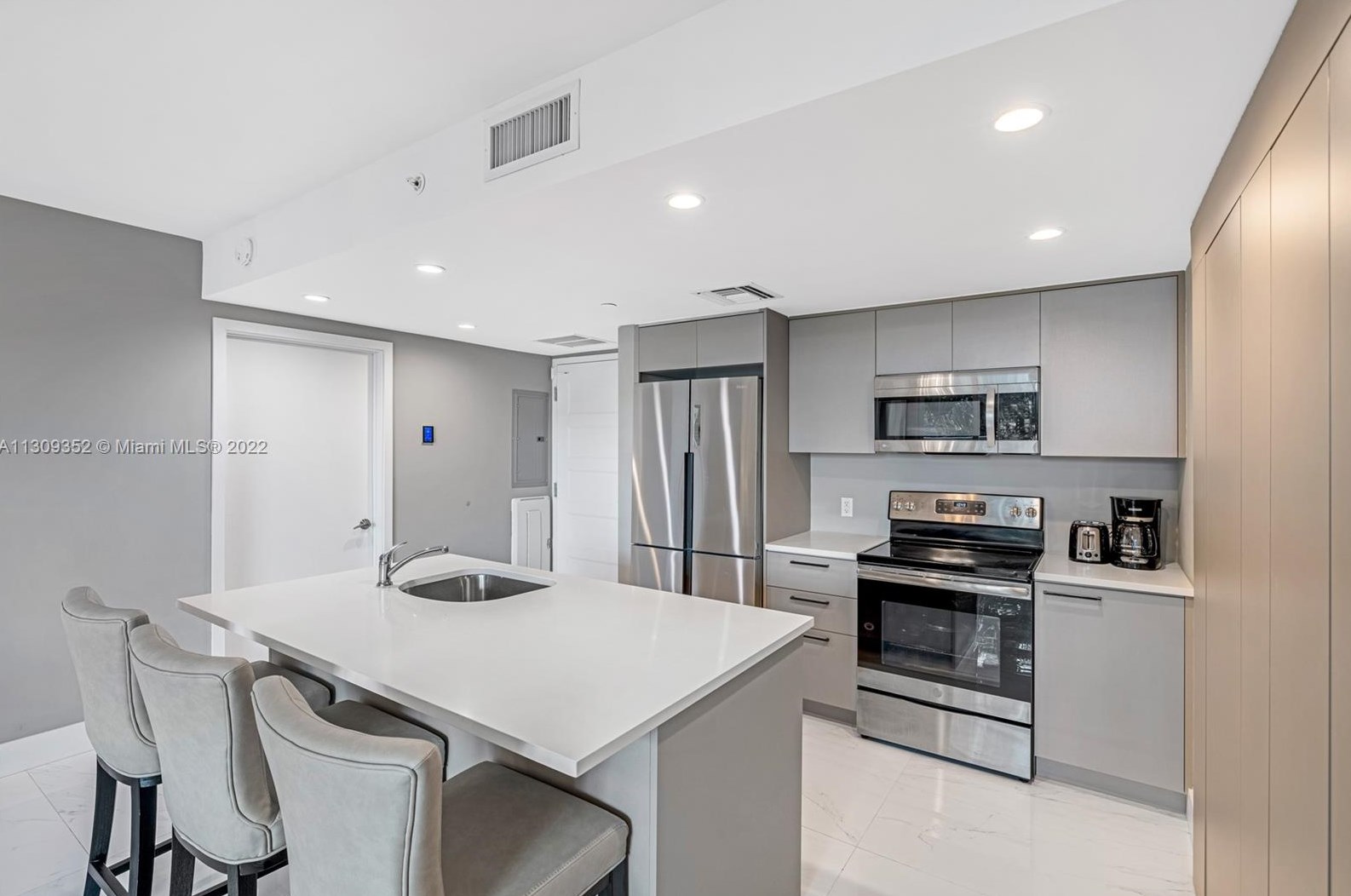 1150 101st St #202, Miami, FL 33154