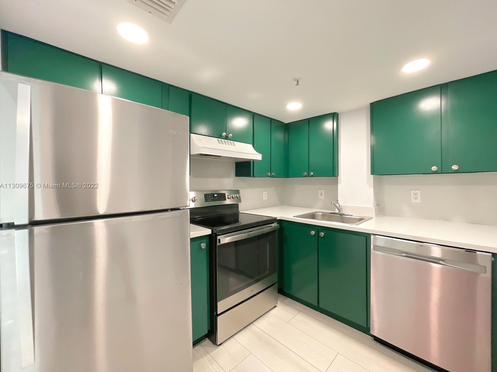 2829 Indian Creek Dr Apt 607, Miami, FL 33140