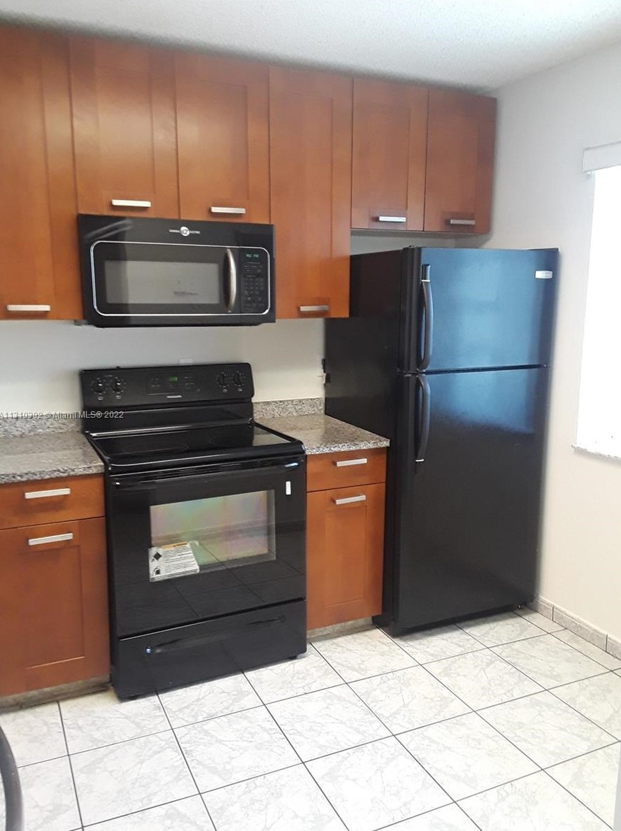 8700 N Sherman Cir Apt 407, Hollywood, FL 33025
