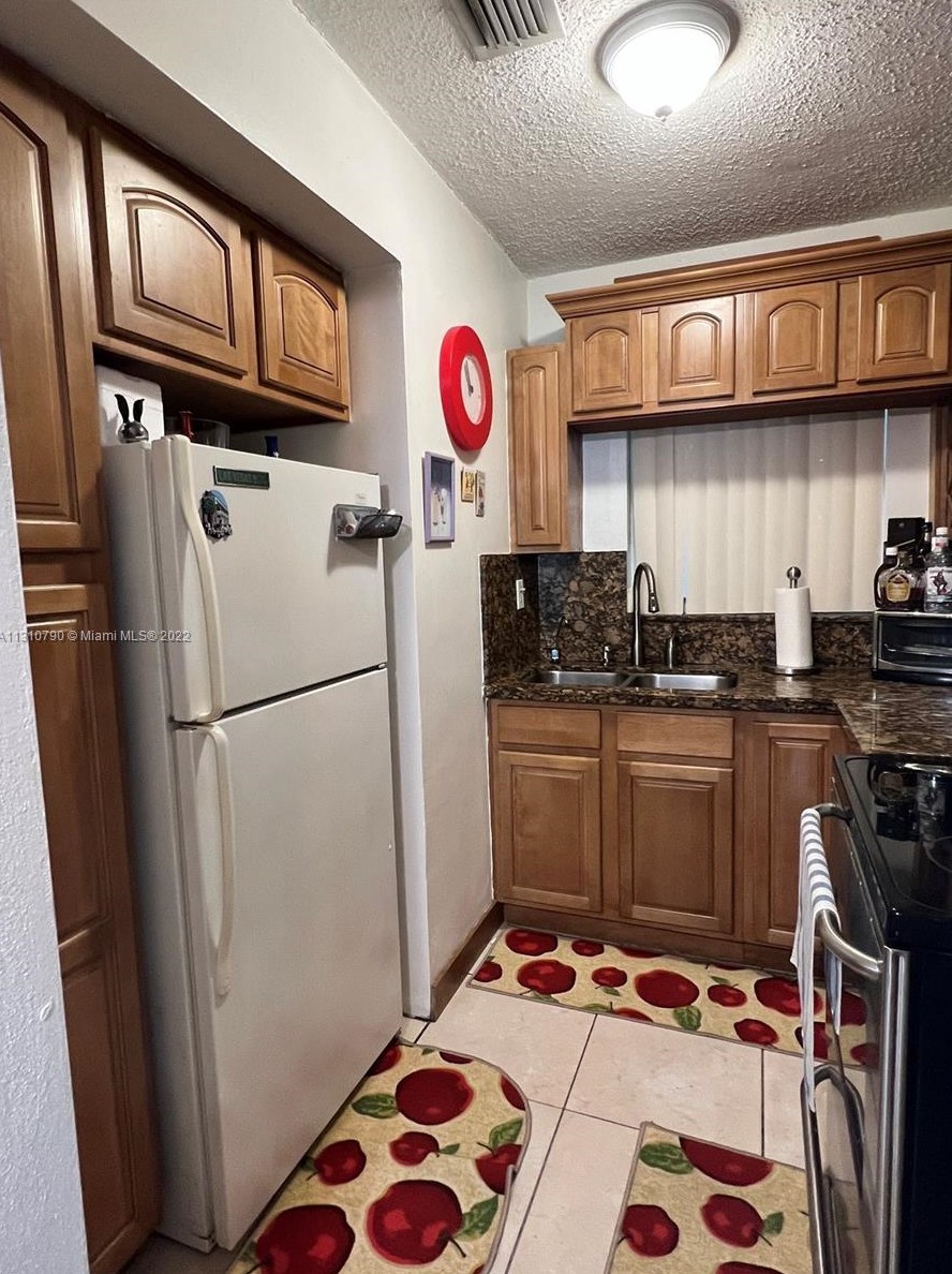 120 Royal Palm Rd #316, Hialeah, FL 33016