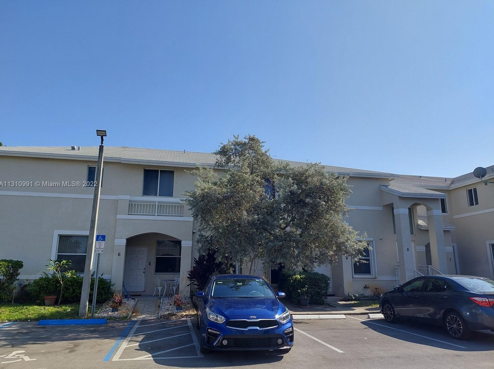 870 212th Ter, Miami FL 33179-1371 exterior