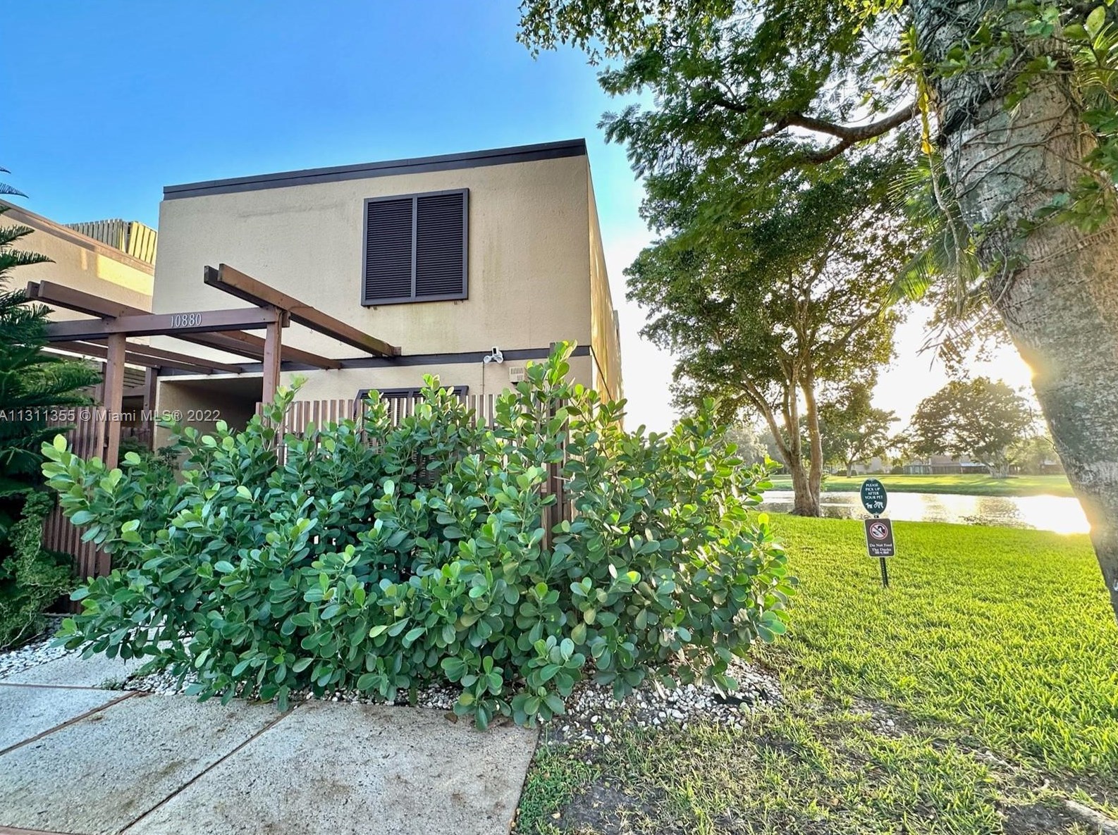 10880 Golfview Dr, Hollywood, FL 33026-3160