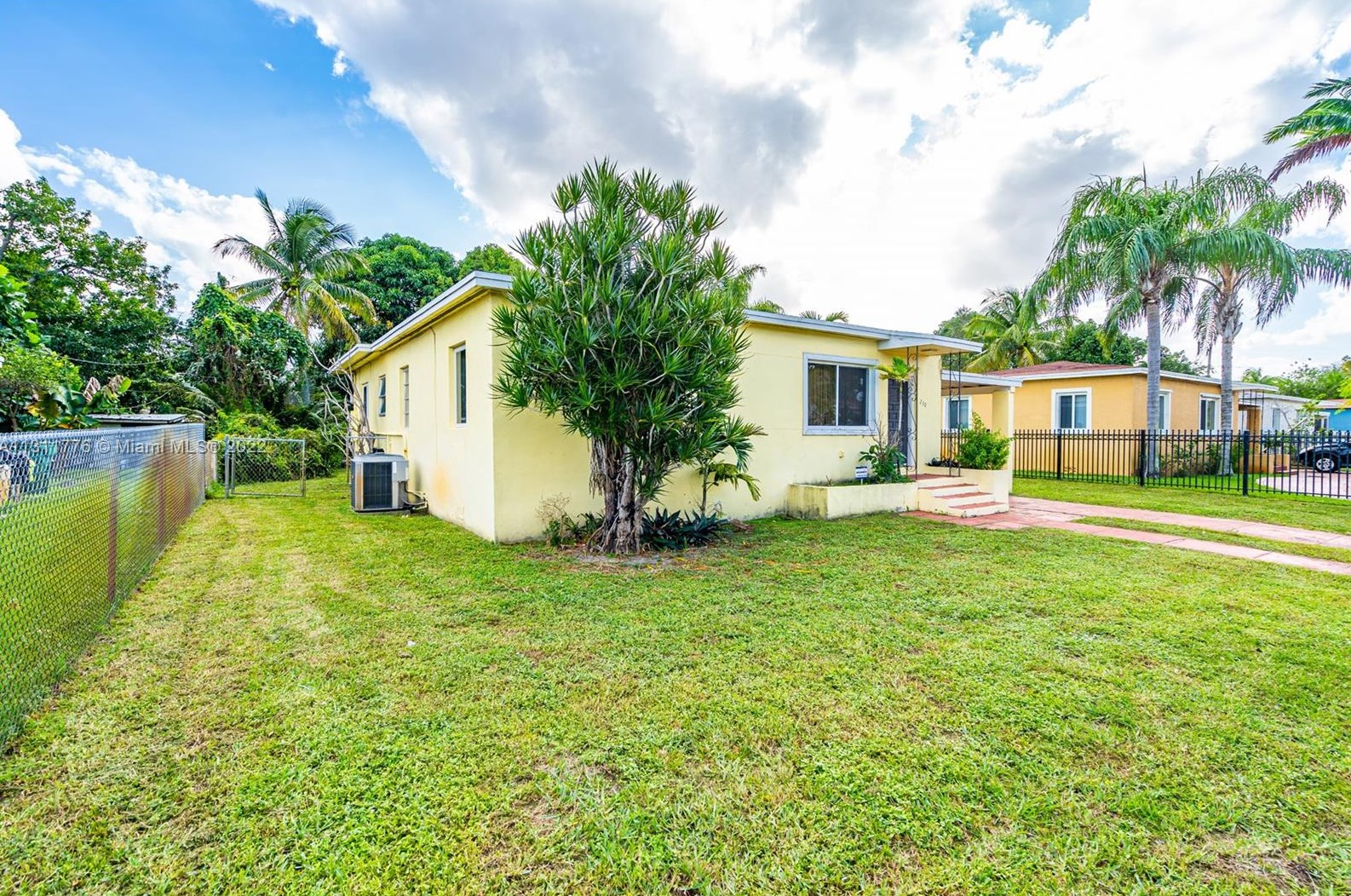 230 118th St, Miami, FL 33161-6121