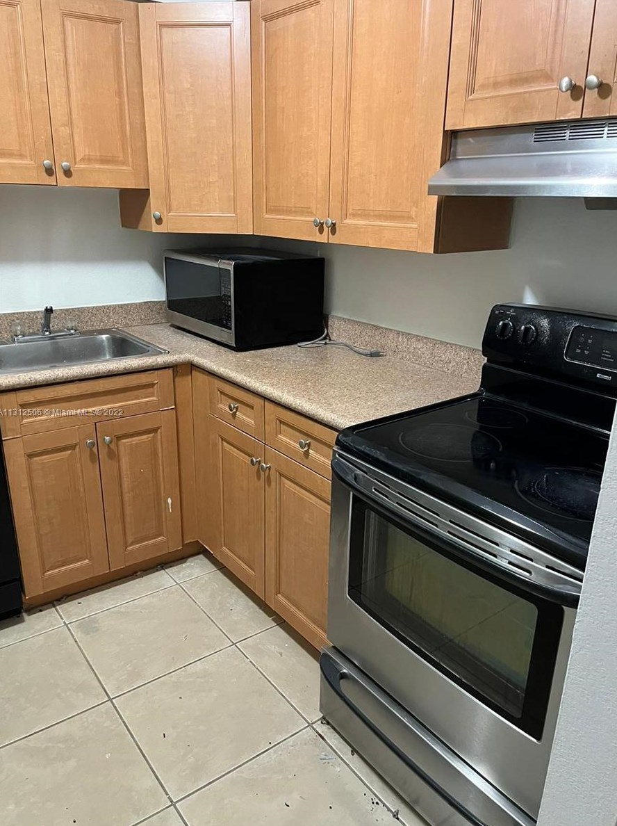 5221 Geneva Way #302, Miami, FL 33166