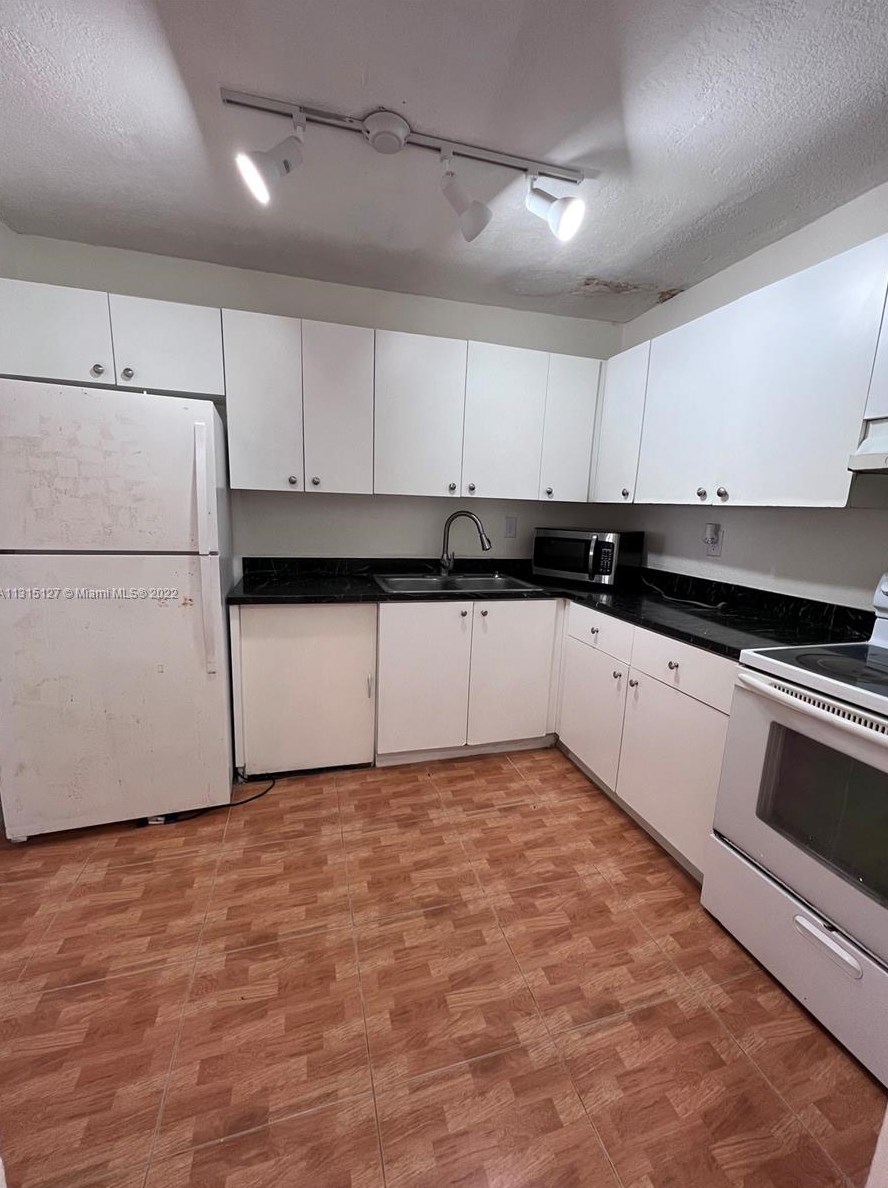 1085 W 68th St #306, Hialeah, FL 33014