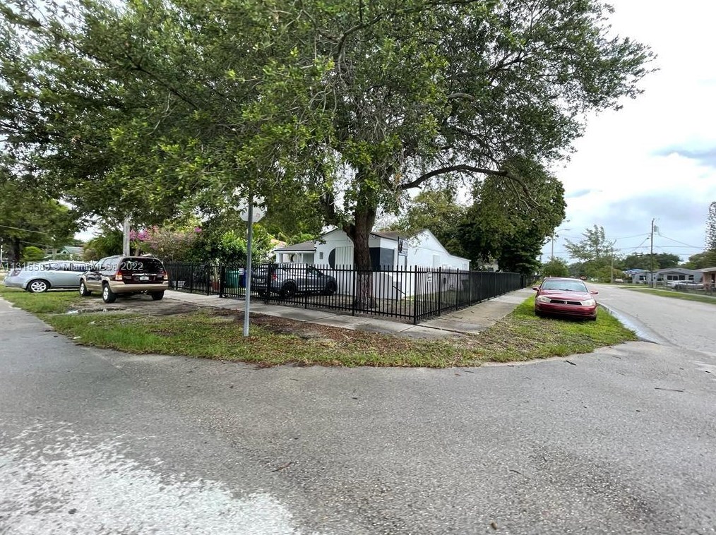 1501 42nd St, Miami, FL 33142-4815