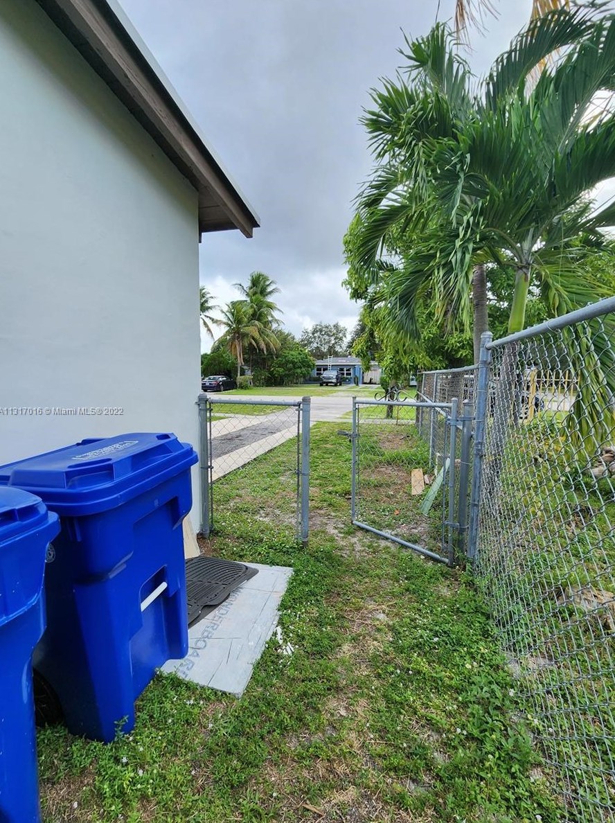 1271 153rd St, Miami FL  33162-5852 exterior