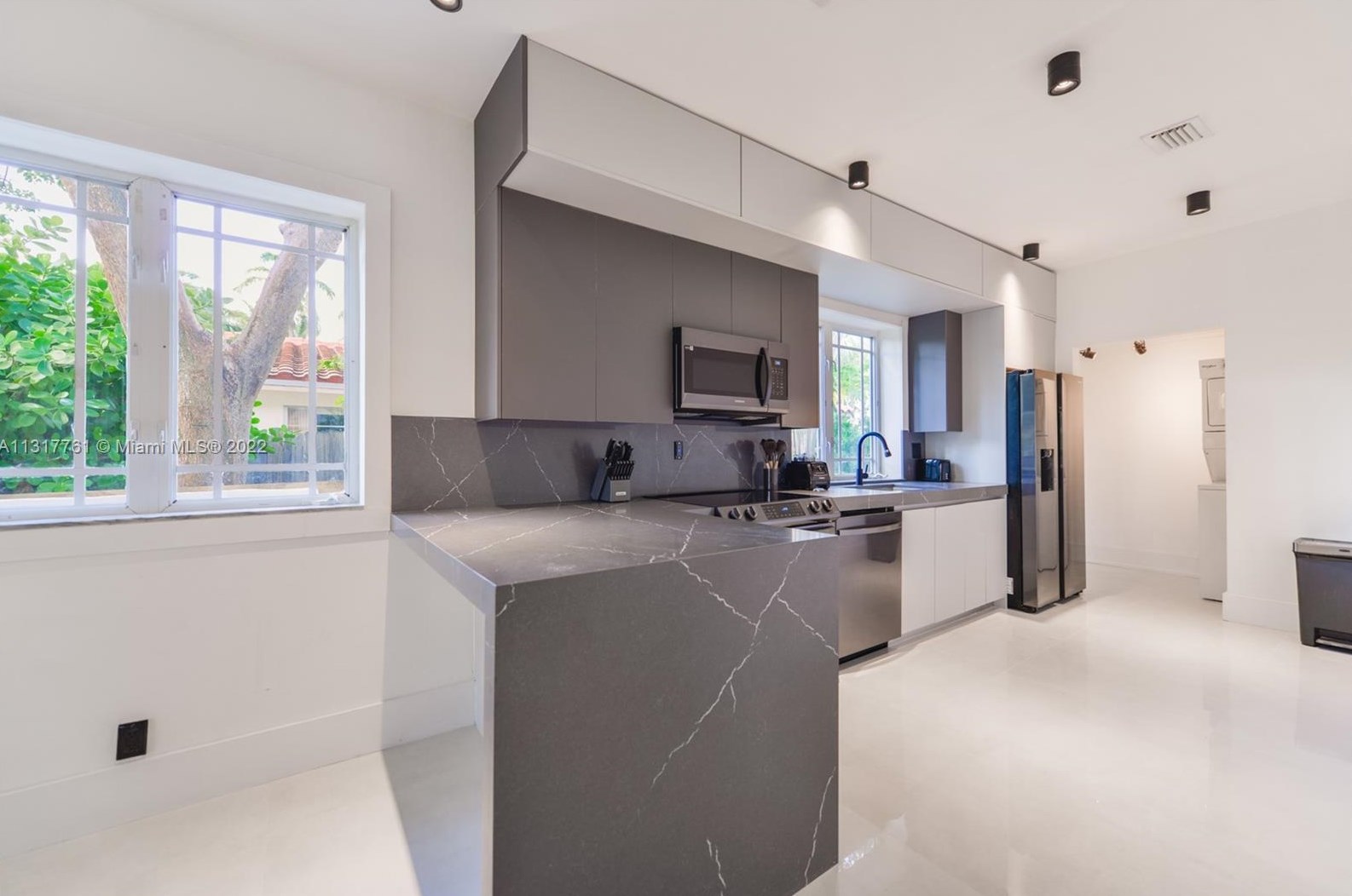 1033 Tyler St, Hollywood FL  33019-1303 exterior