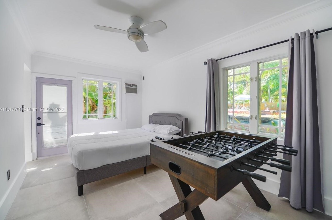 1033 Tyler St, Hollywood FL  33019-1303 exterior