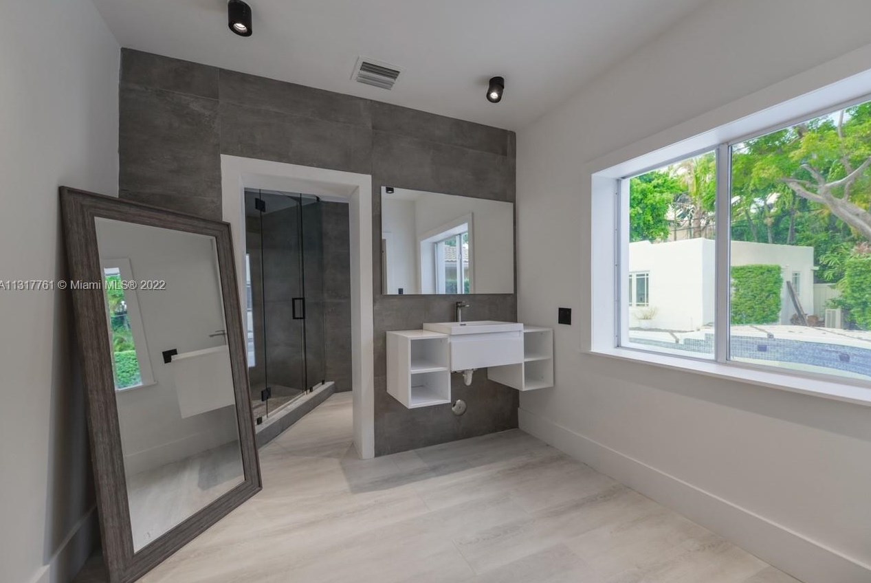 1033 Tyler St, Hollywood FL  33019-1303 exterior