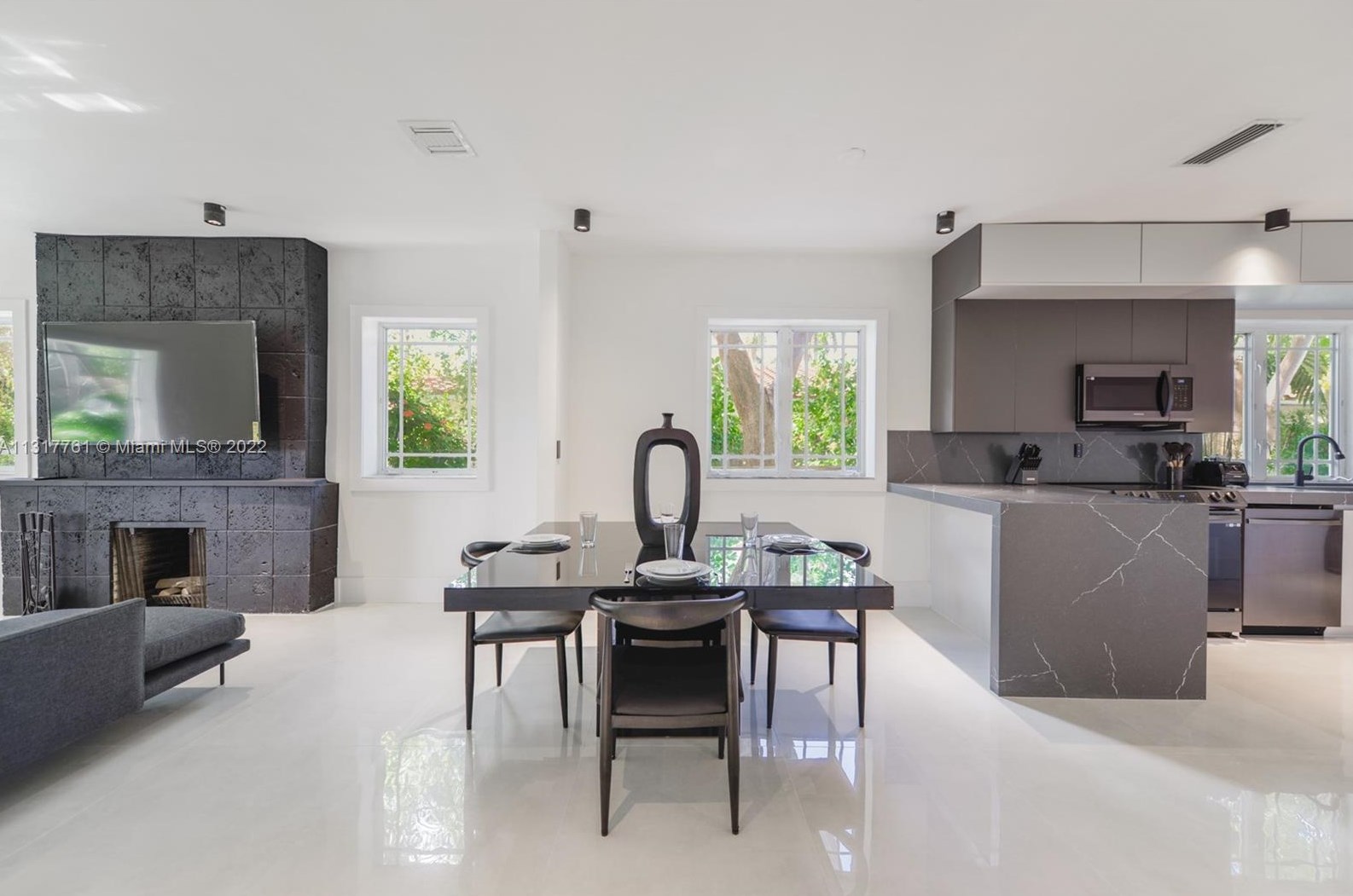 1033 Tyler St, Hollywood FL  33019-1303 exterior