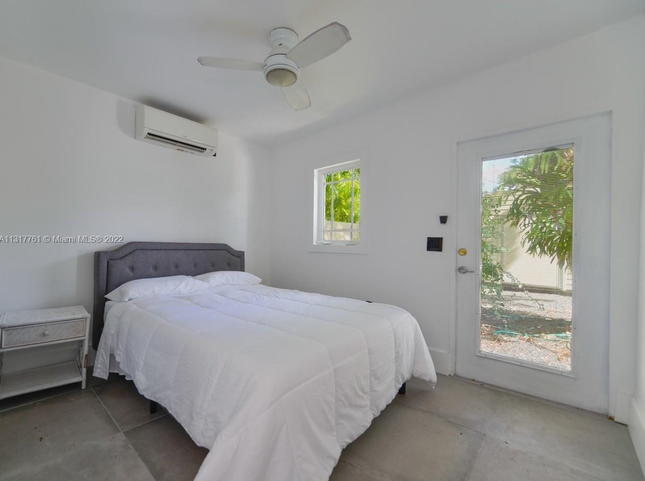 1033 Tyler St, Hollywood FL  33019-1303 exterior