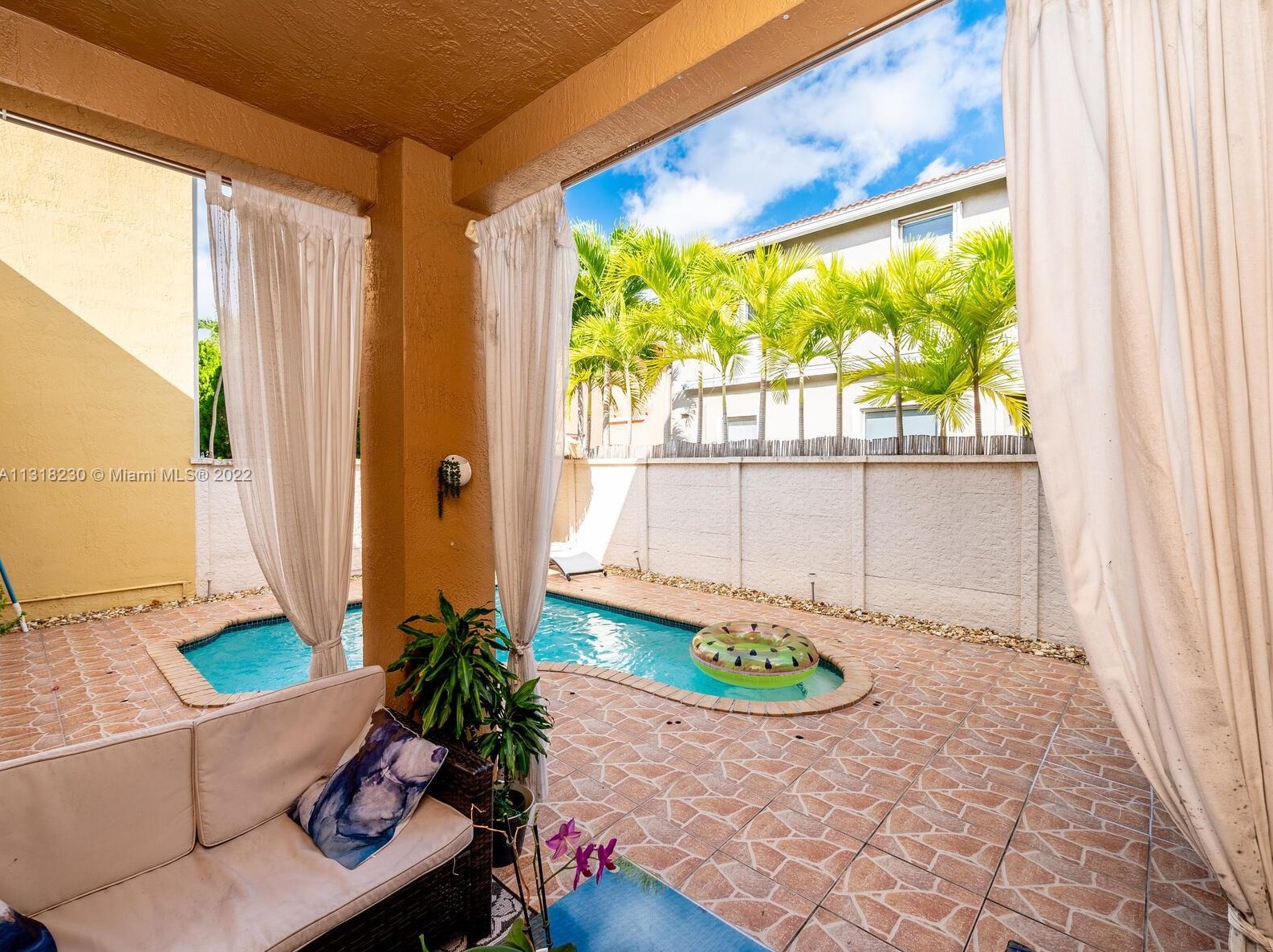 10813 51 Ln, Miami FL 33178-3562 exterior