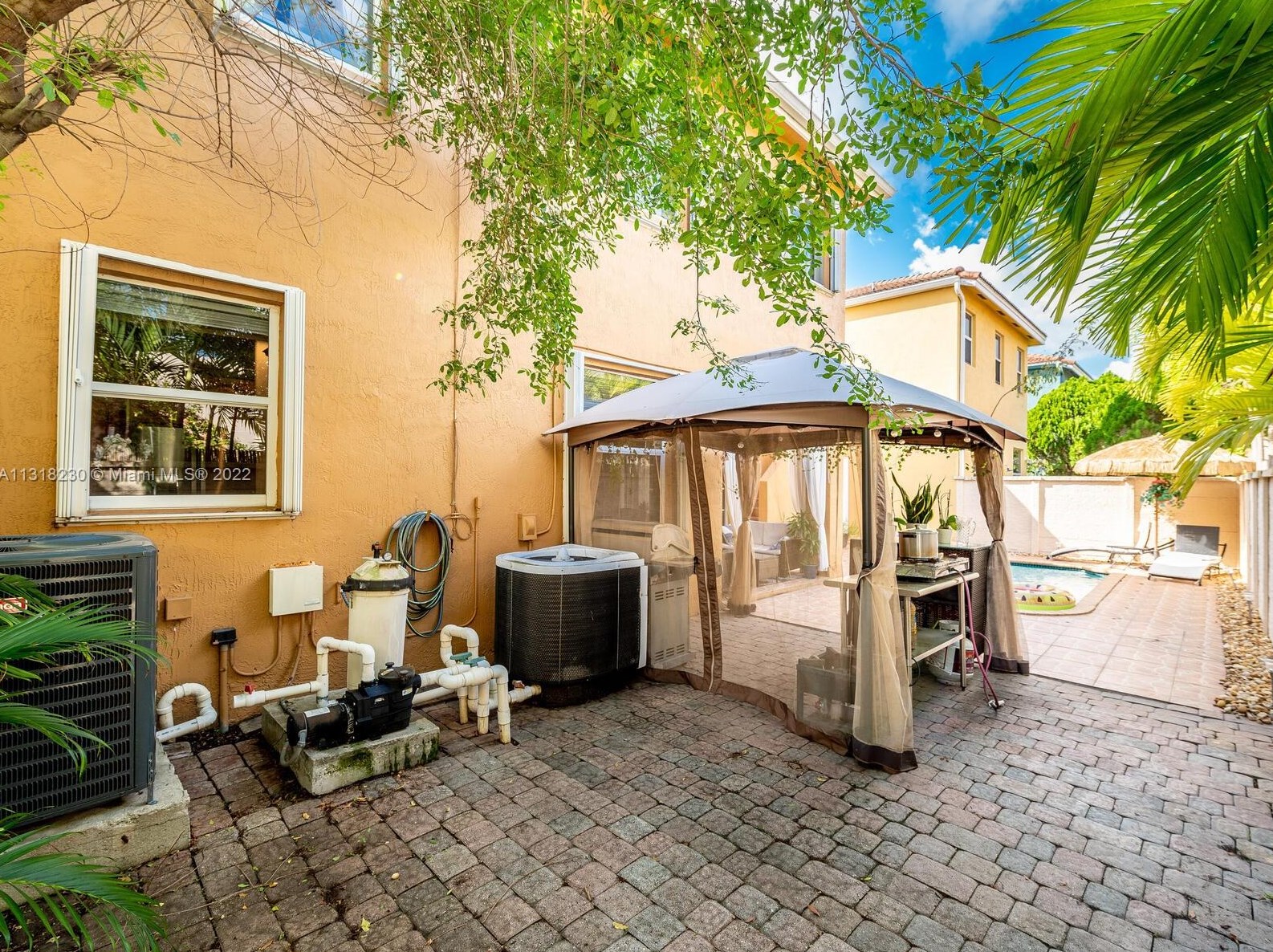 10813 51 Ln, Miami FL 33178-3562 exterior