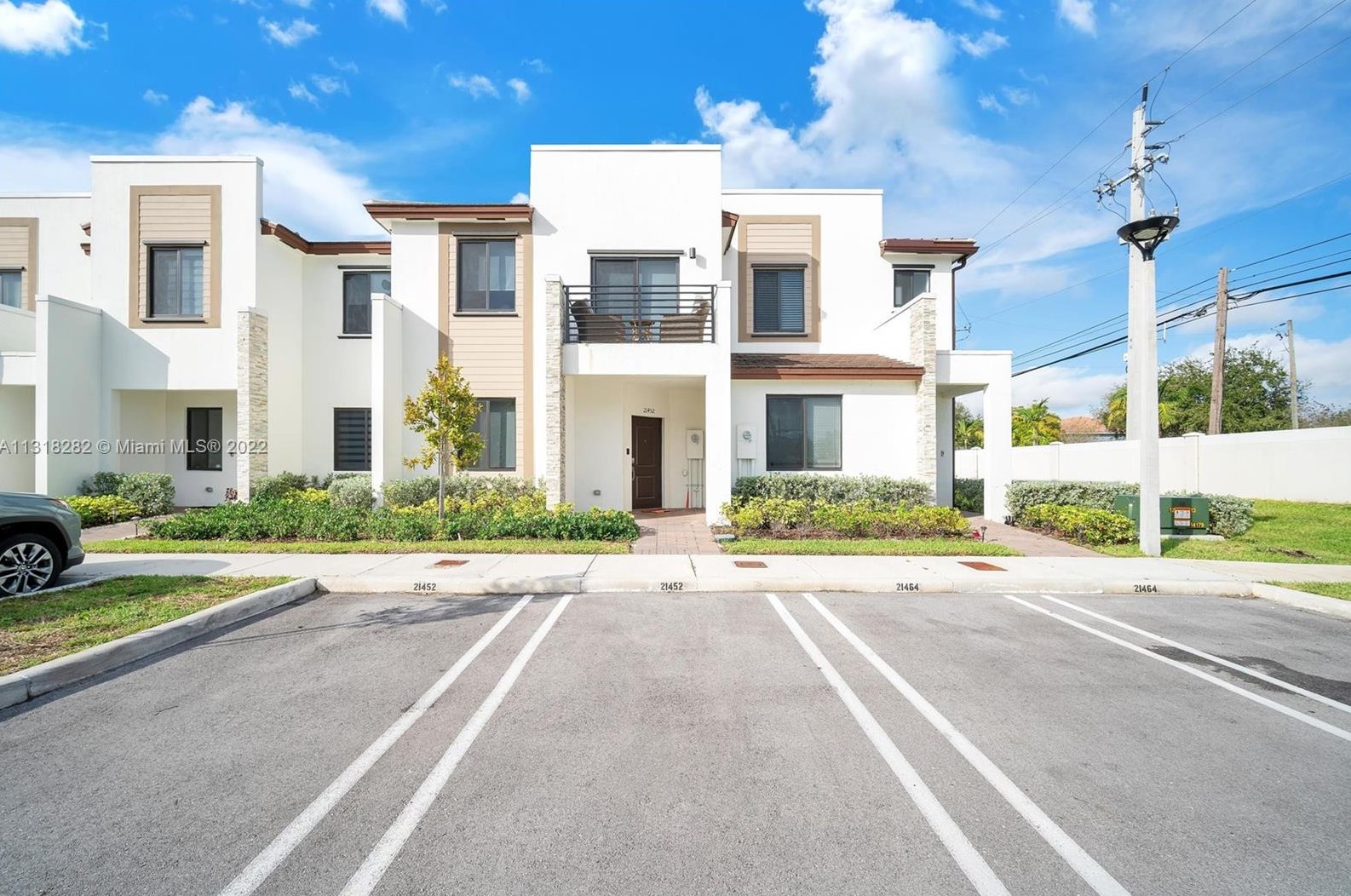 21452 3rd St, Miami, FL 33179-1210