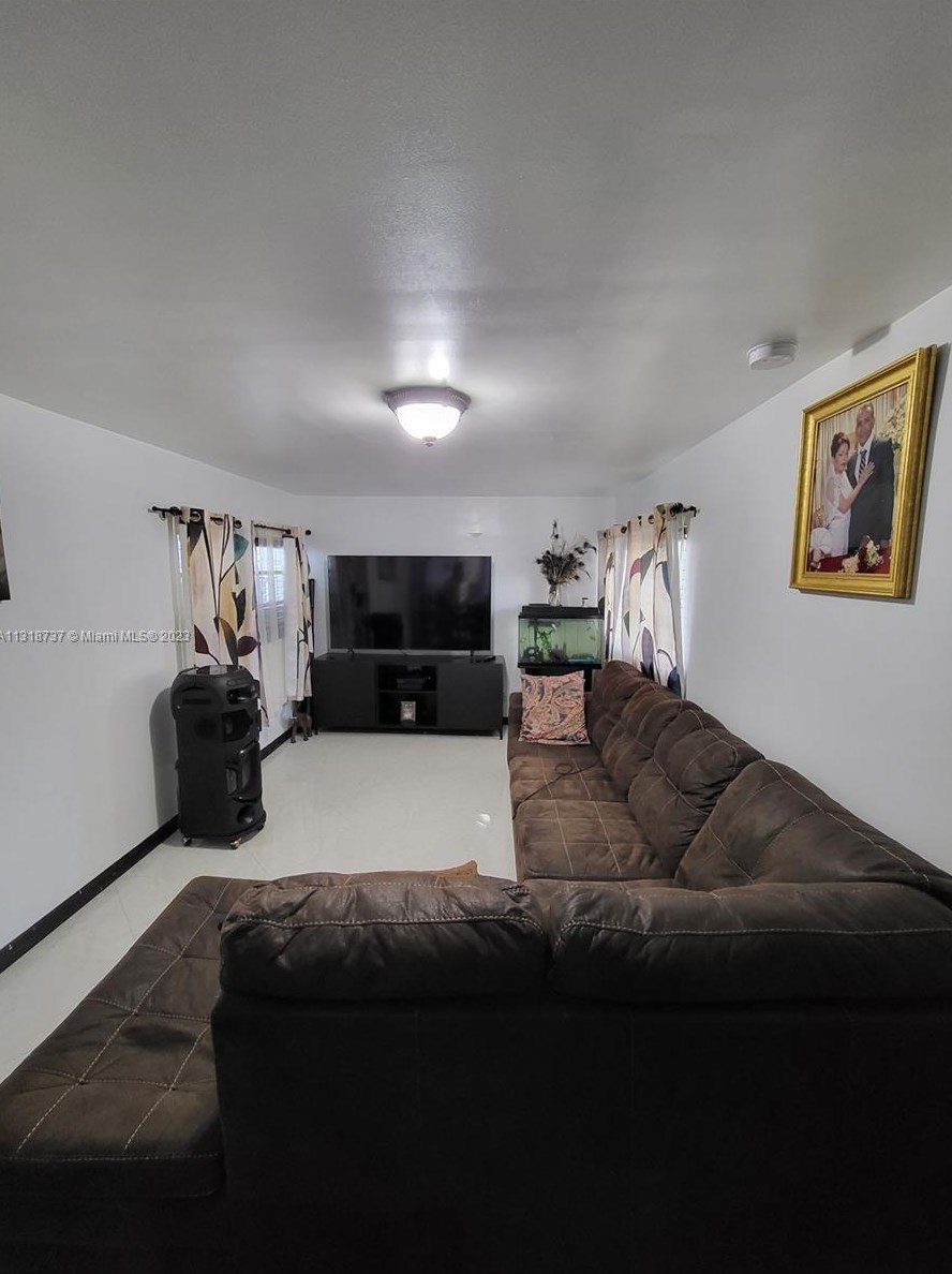 9615 3rd Ave, Miami, FL 33150-1922