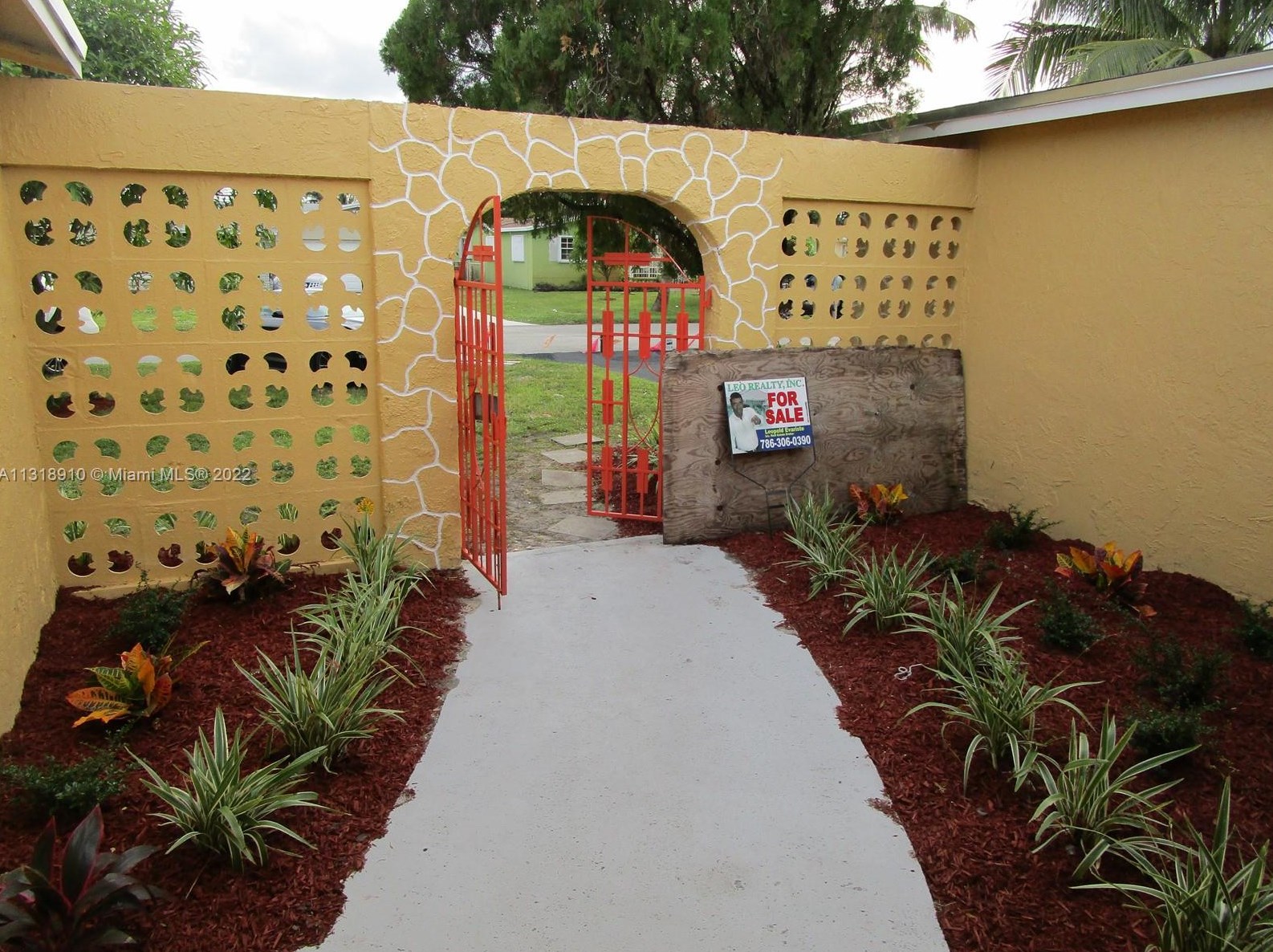 7773 Coral Blvd, Hollywood FL  33023-5862 exterior