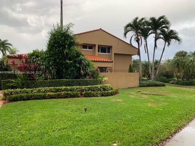 6810 Pinehurst Dr, Hialeah, FL 33015