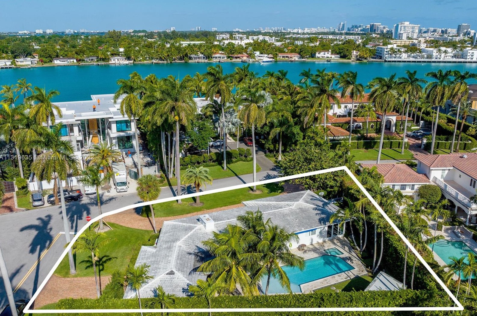 61 Lagorce Cir, Miami, FL 33141-4519