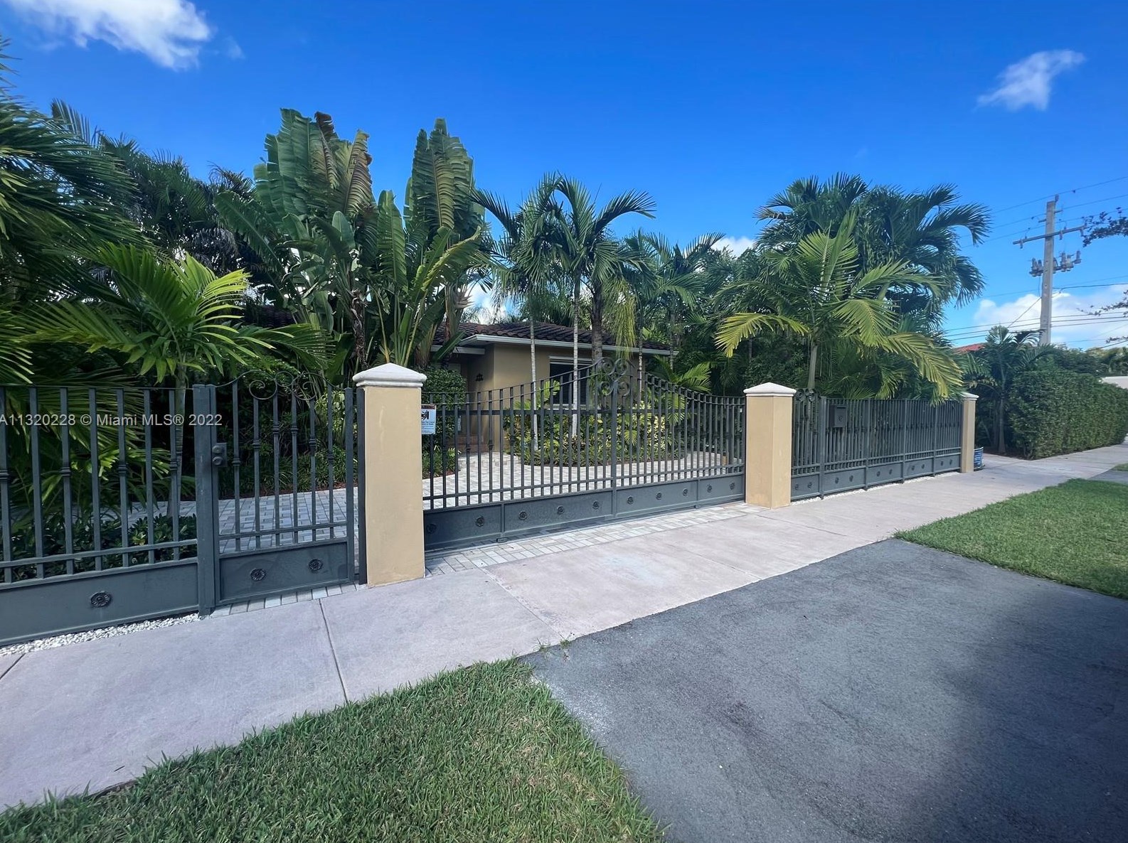 17 Malaga Ave, Miami FL  33134-6905 exterior