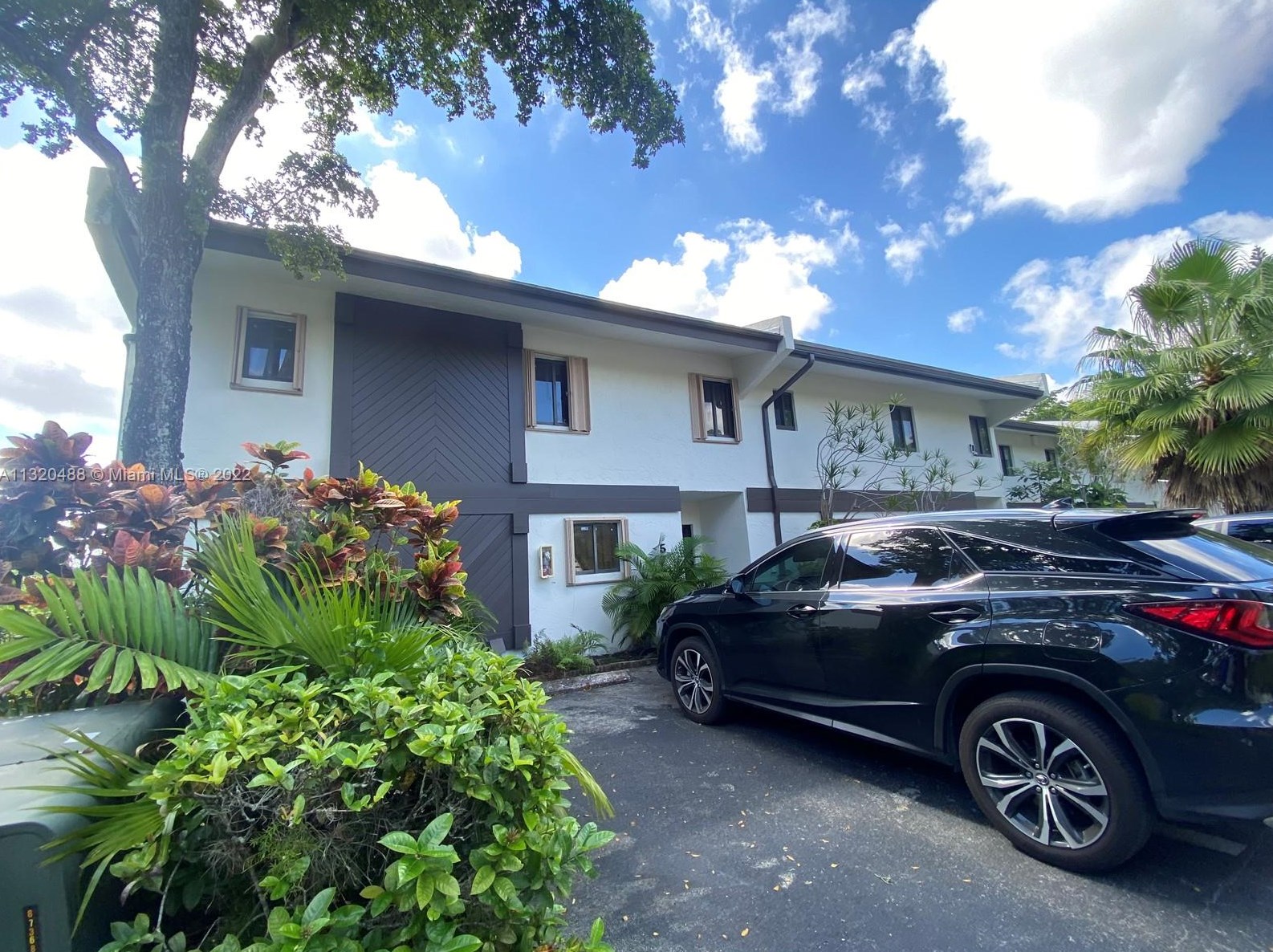 572 199th Ter, Miami, FL 33179-3048