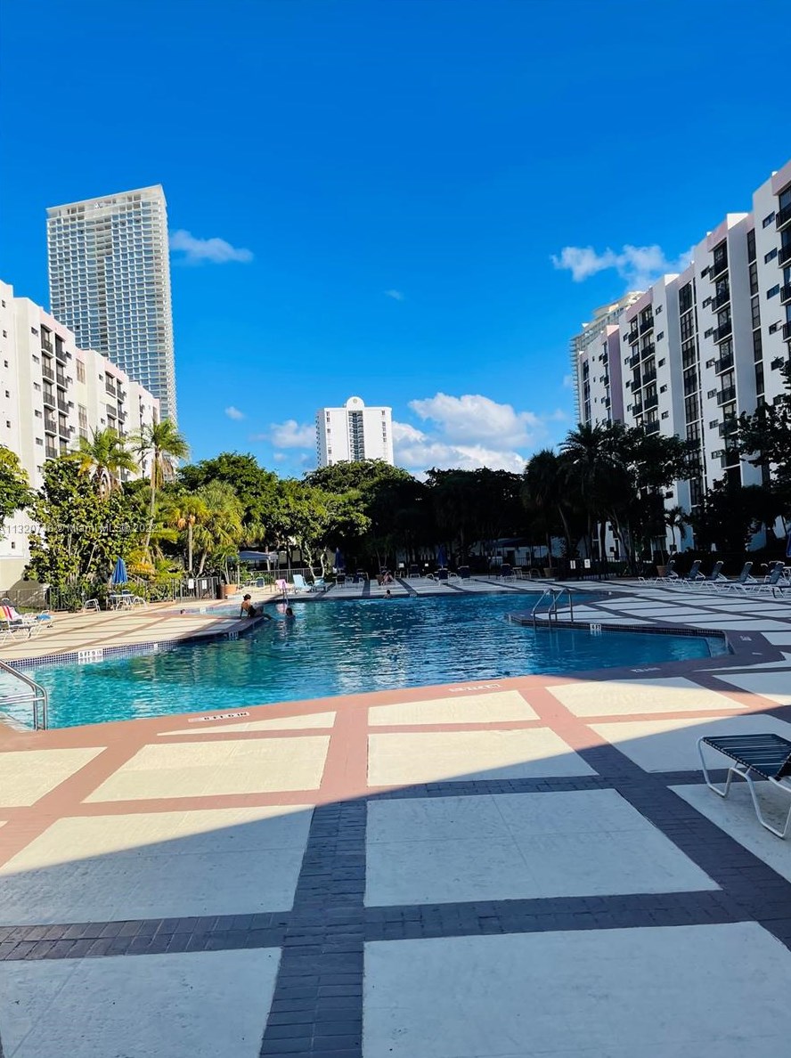 17021 Bay Rd, Miami FL 33160-3684 exterior