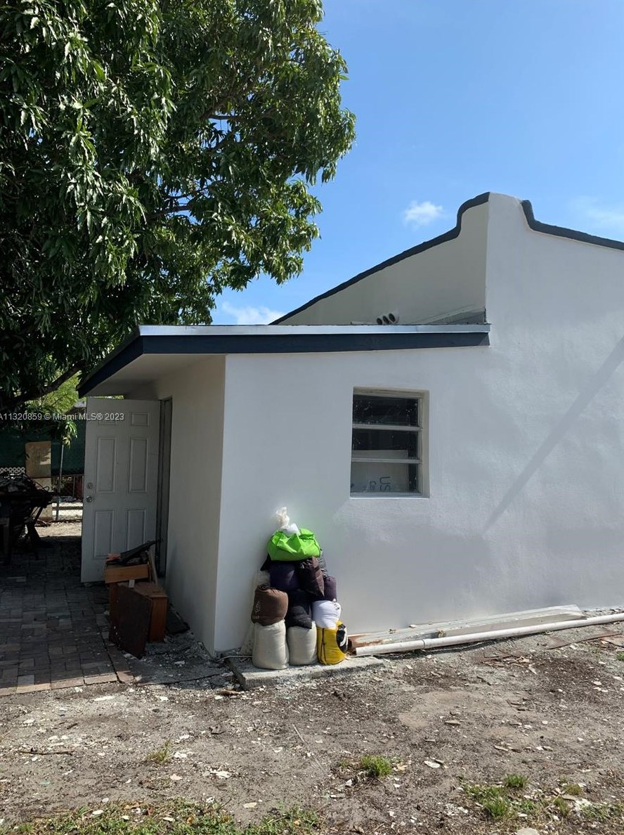 1237 27th St, Miami FL  33142-6640 exterior