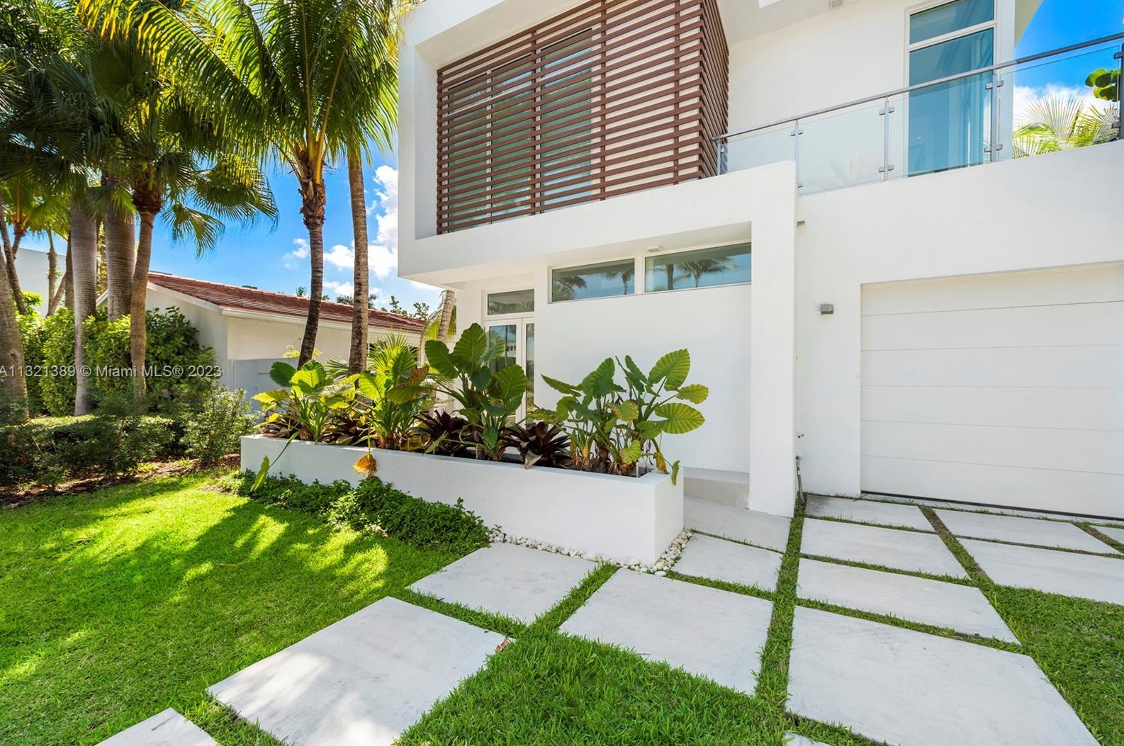 288 Ocean Blvd, Miami, FL 33160-2210