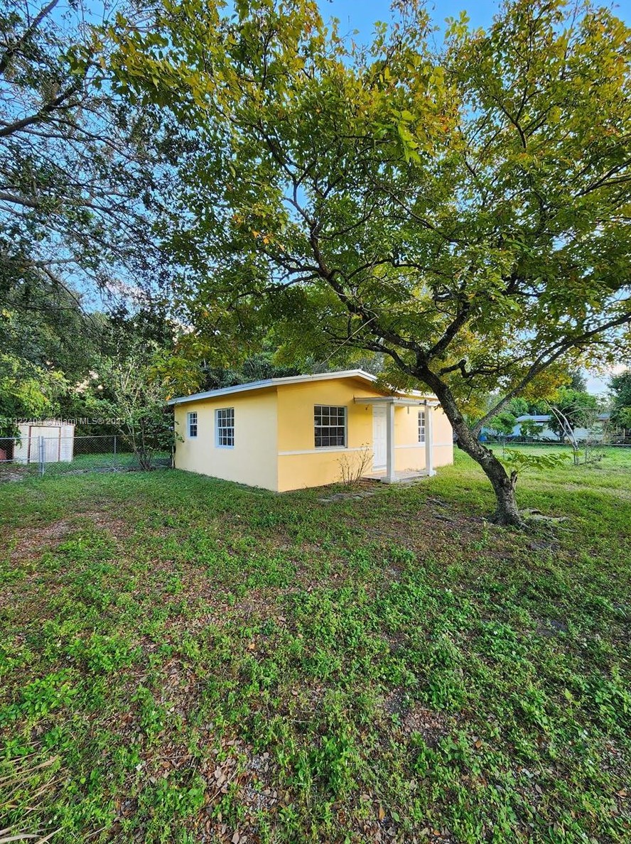 13725 3rd Ave, Miami, FL 33168-4049