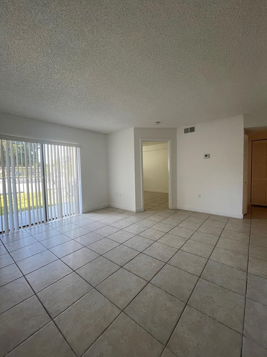 250 Palm Cir W #104, Hollywood, FL 33025