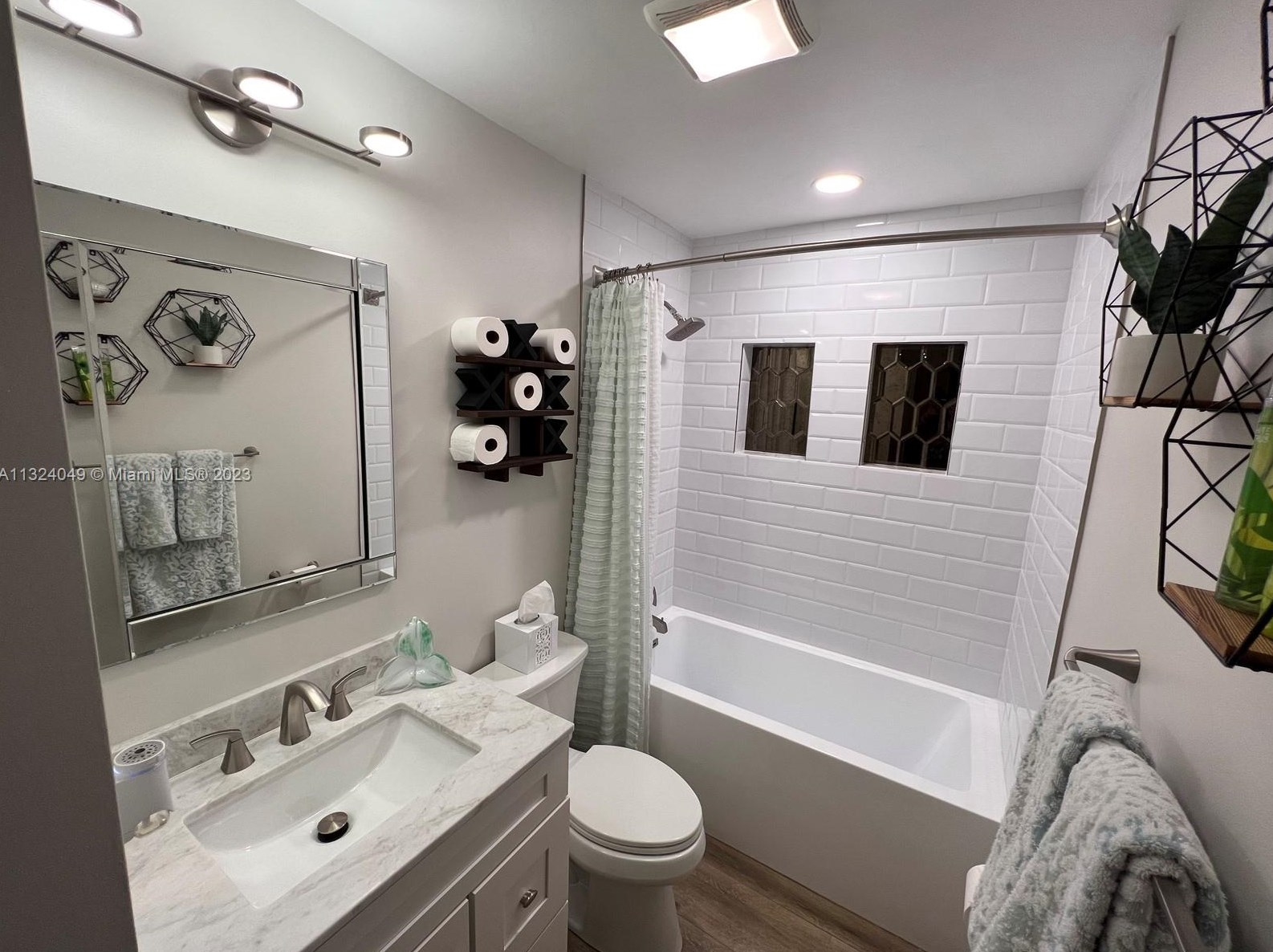 9470 Tiffany Dr, Miami FL  33157-7962 exterior