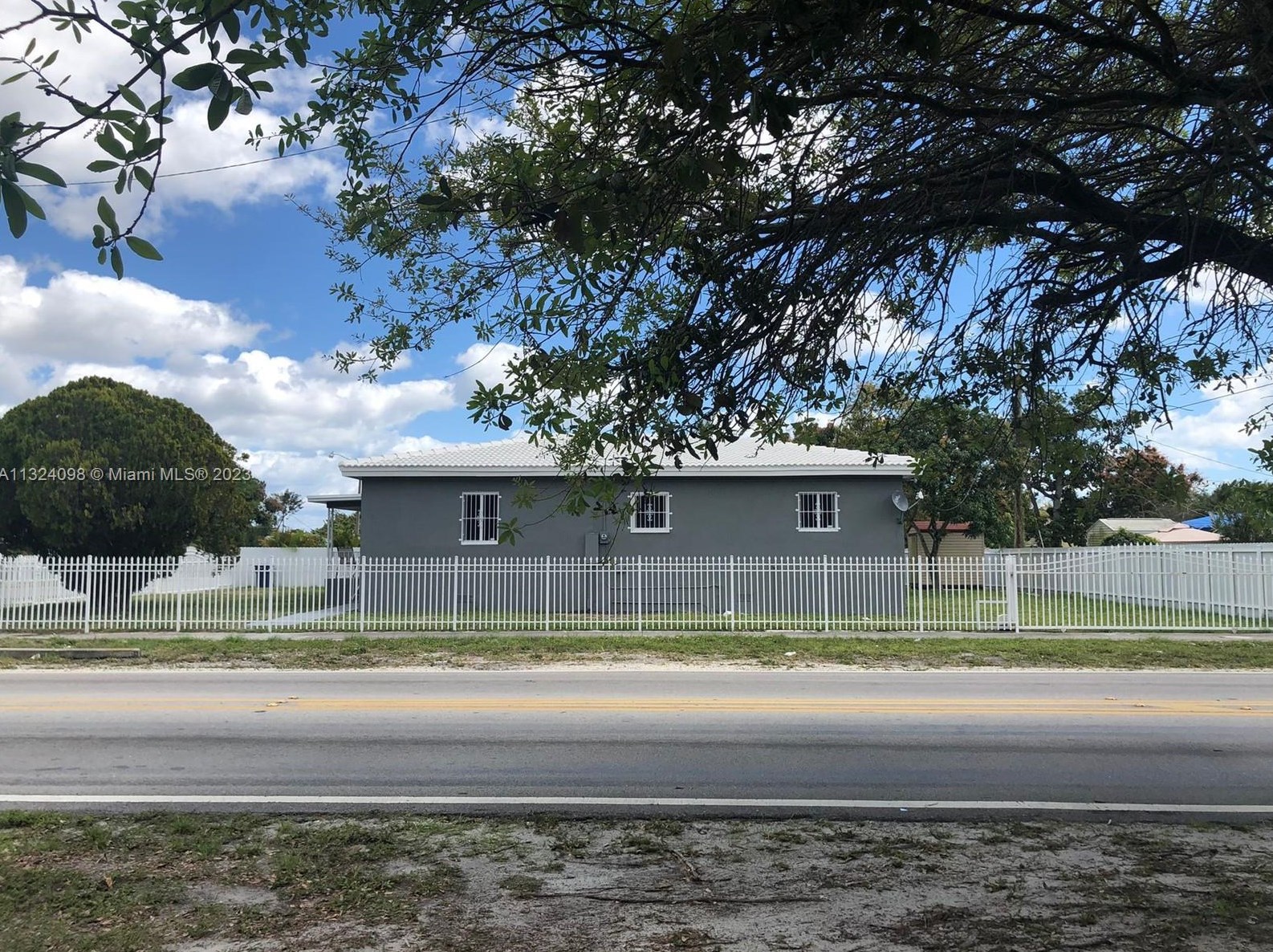 3140 157th Ter, Miami FL  33054-2242 exterior