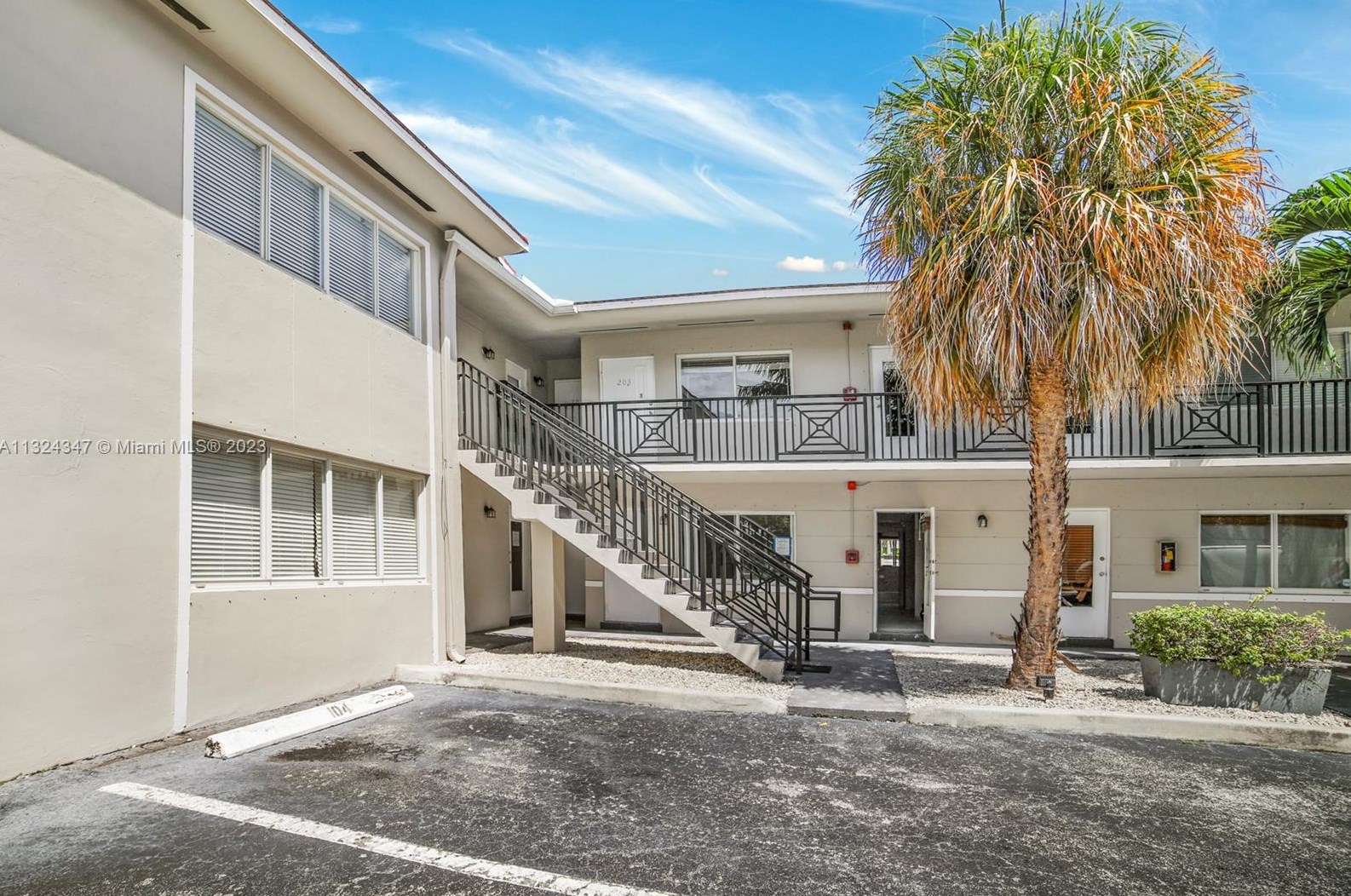 95 Edgewater Dr Apt 203, Miami, FL 33133