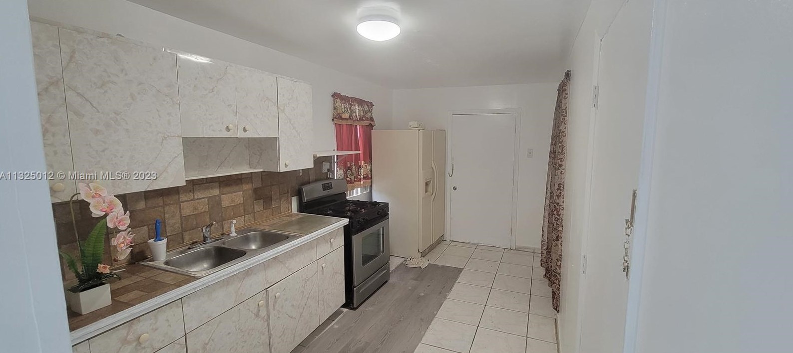 65 42 St, Miami FL 33142-4871 exterior