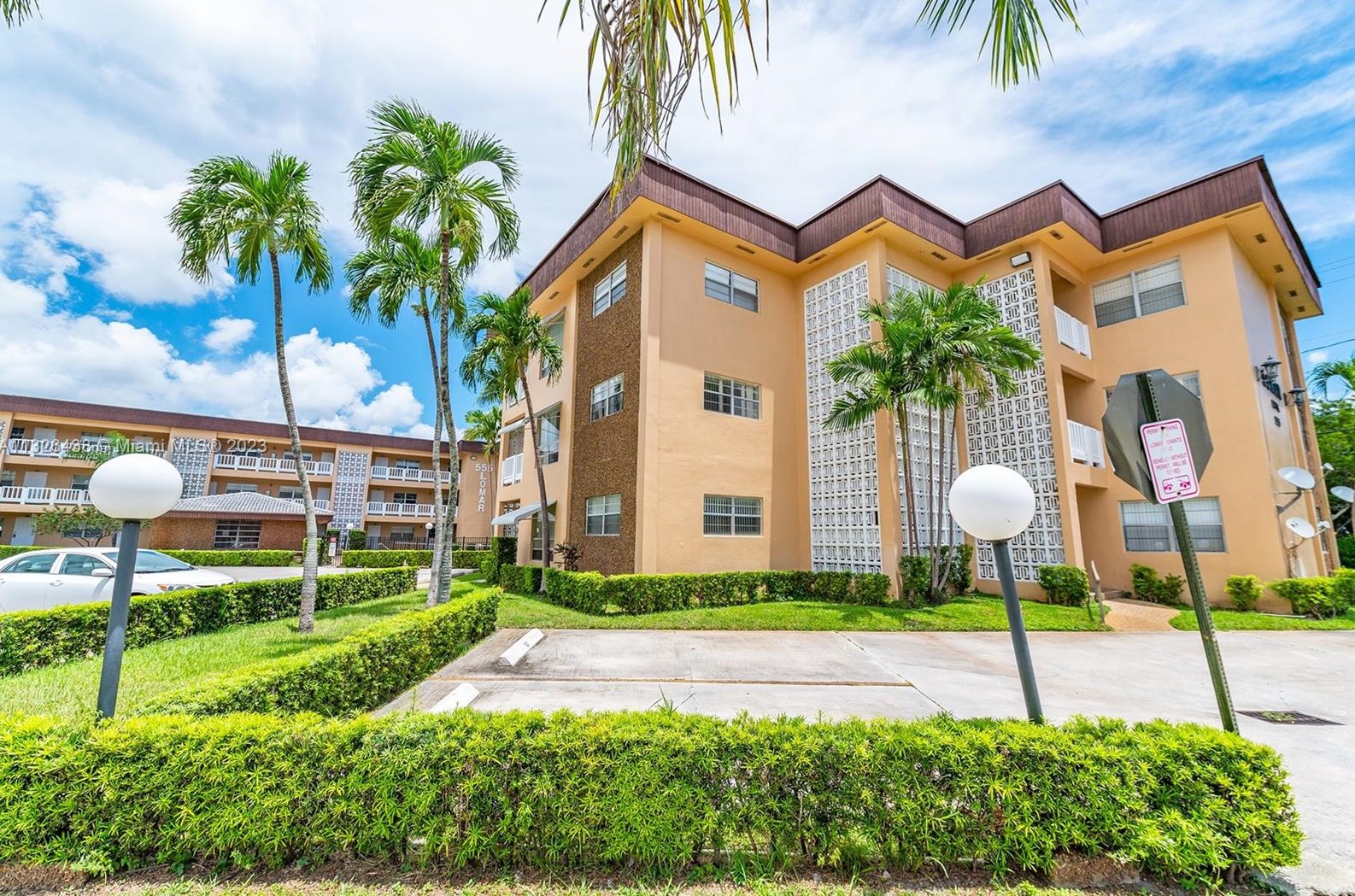 555 S Luna Ct #207, Hollywood, FL 33021