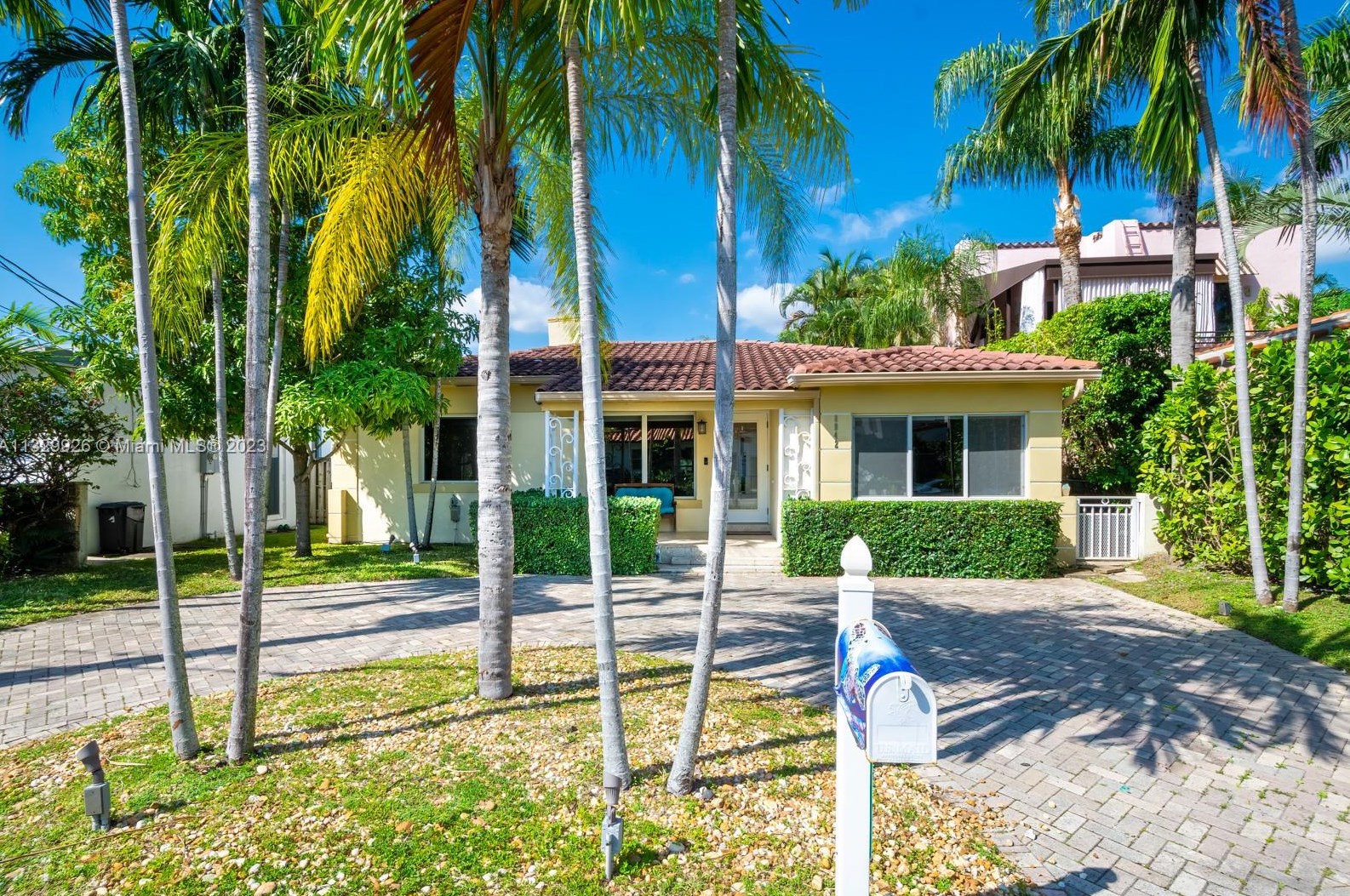 8942 Hawthorne Ave, Miami, FL 33154-3332