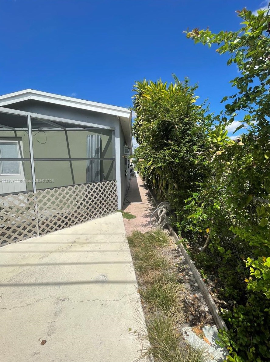 7840 Ramona St, Hollywood FL 33023-2460 exterior