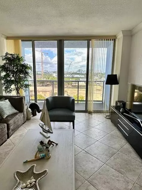 401 69th St #607, Miami, FL 33141