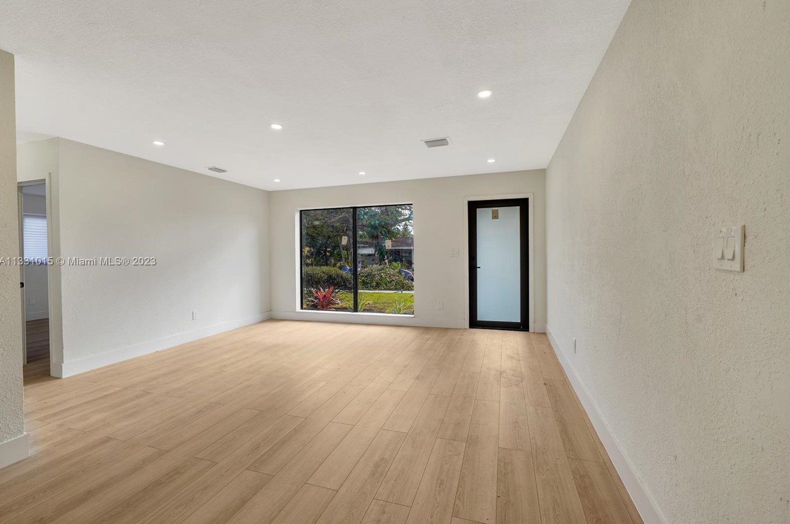6651 Park St, Hollywood, FL 33024-3930