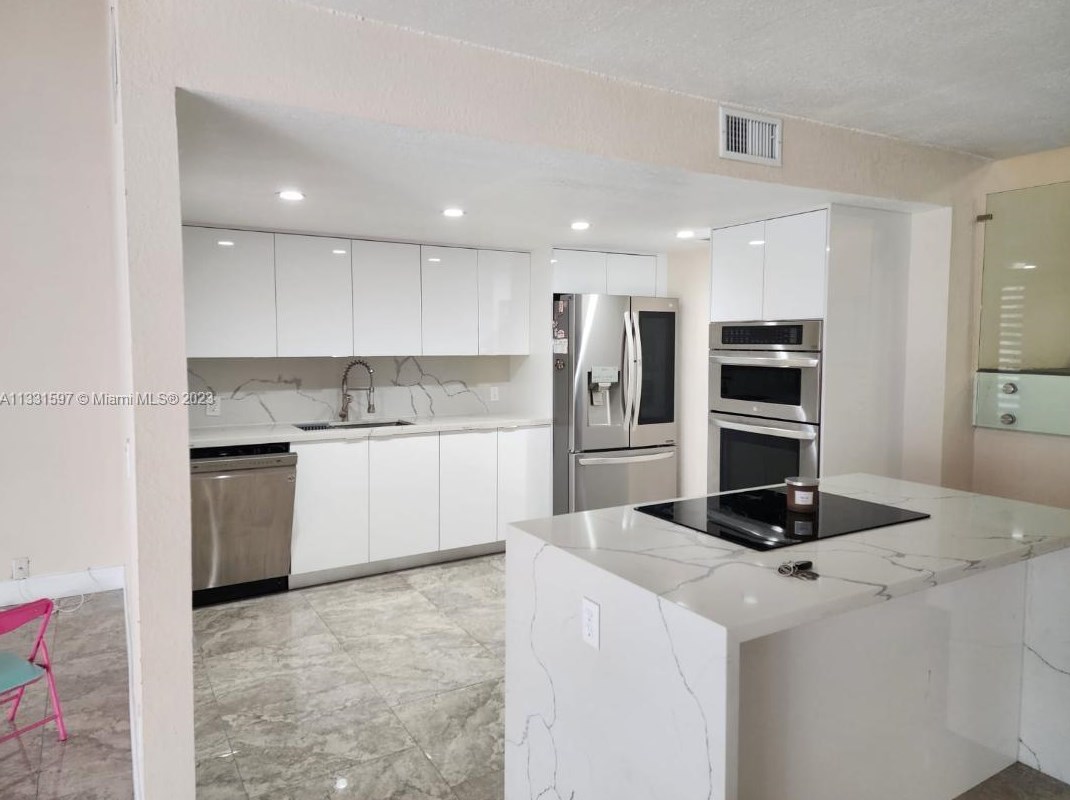 11130 N Lakeview Dr #1, Hollywood, FL 33026
