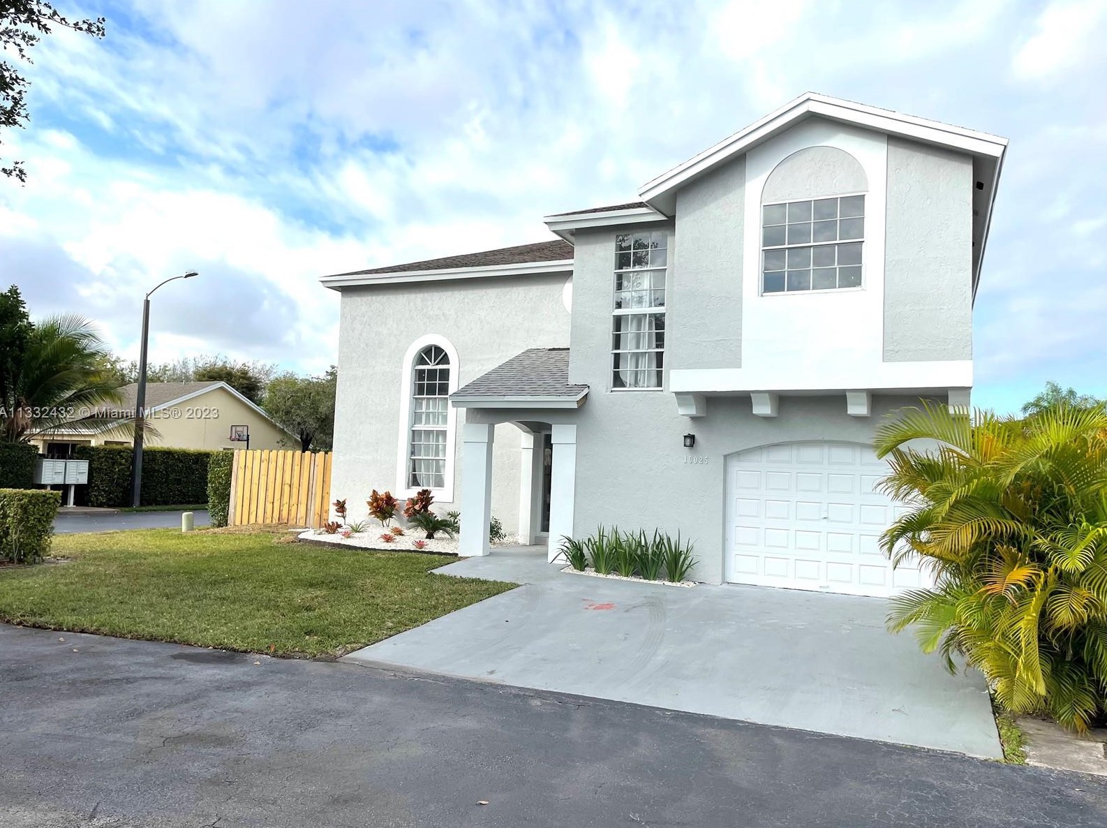 10025 51st Ter, Miami FL  33178-1933 exterior