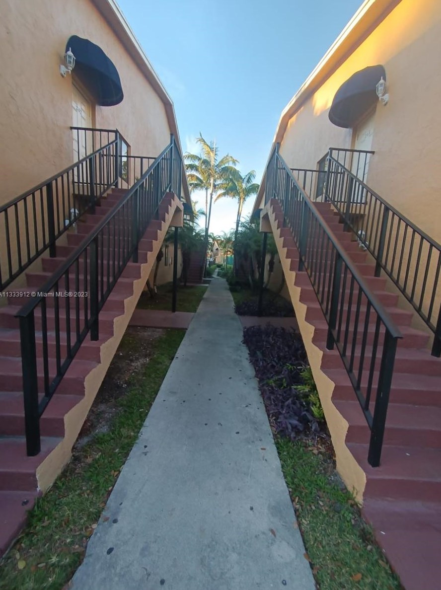 6063 10th Ave, Lake Worth, FL 33463-1629