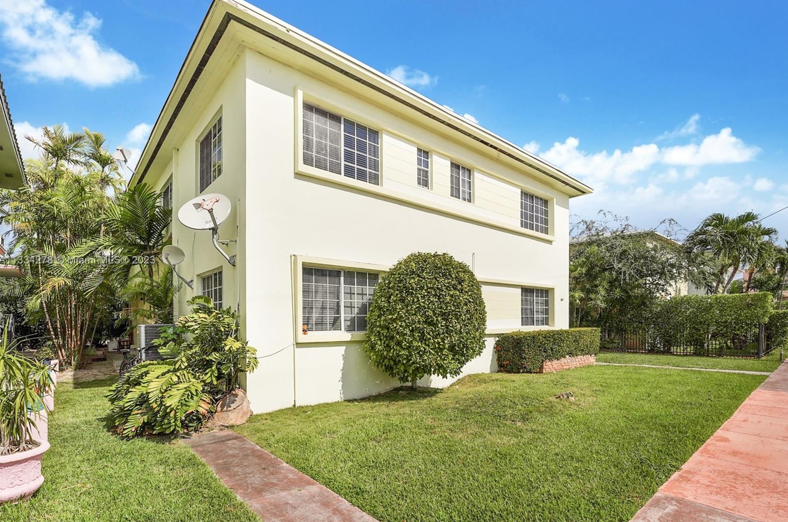 825 40th St, Miami, FL 33140-3833